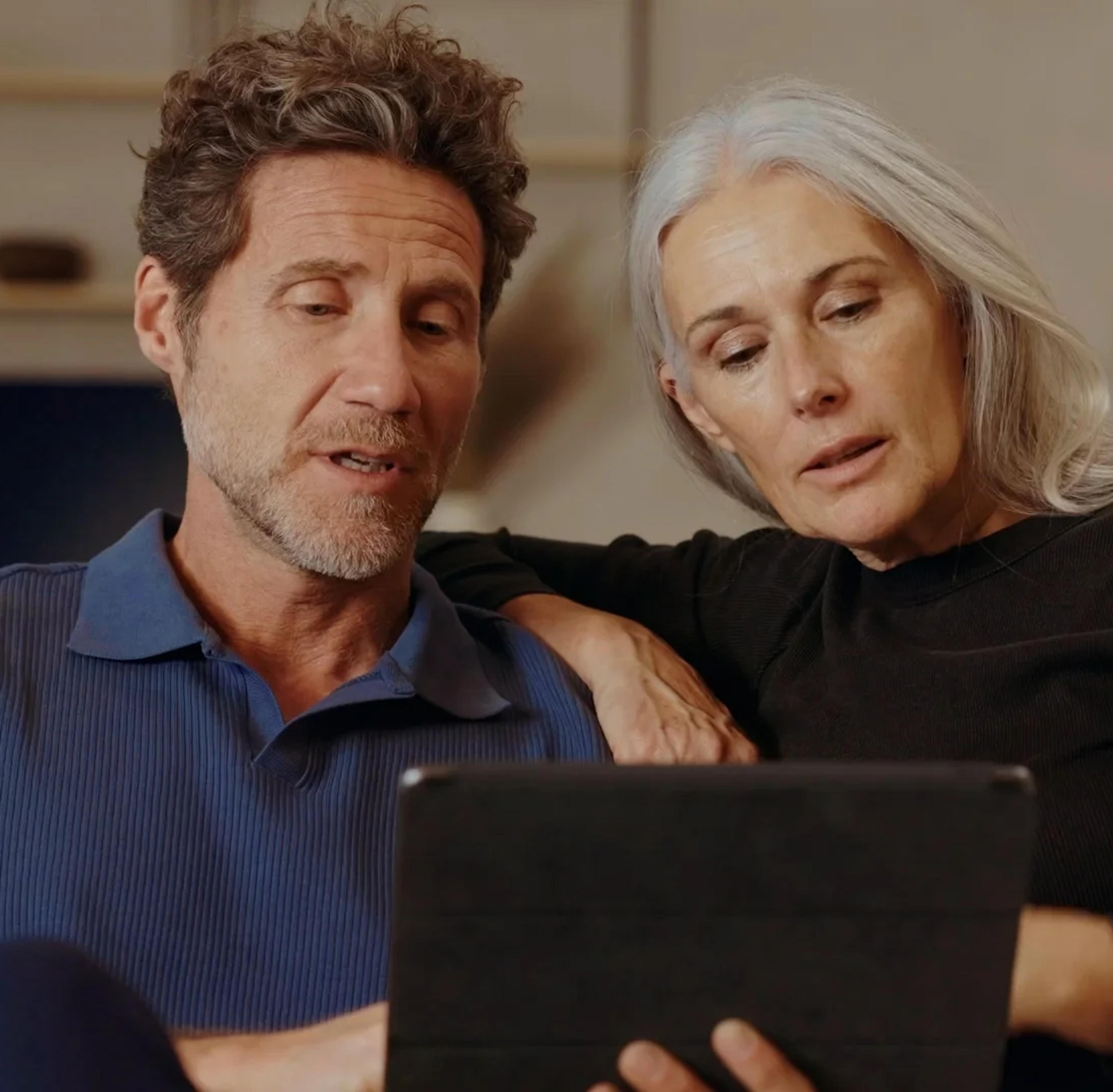 hombre y mujer mirando tablet