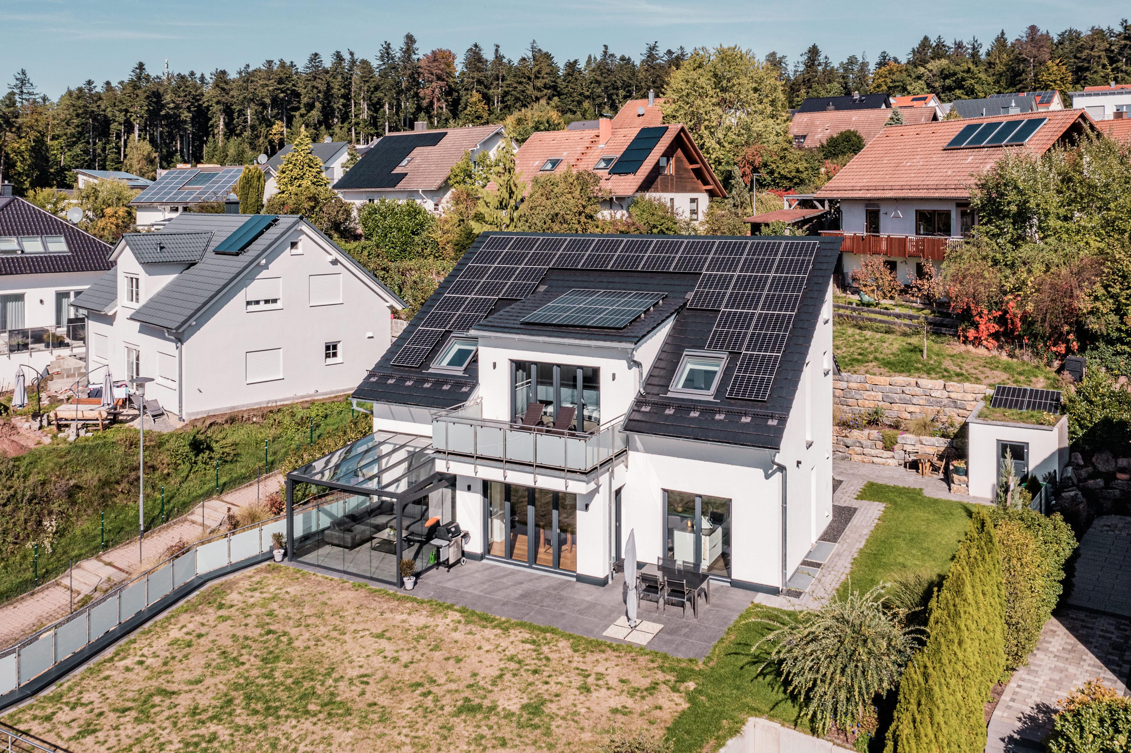 Haus mit Solarmodulen auf dem Dach