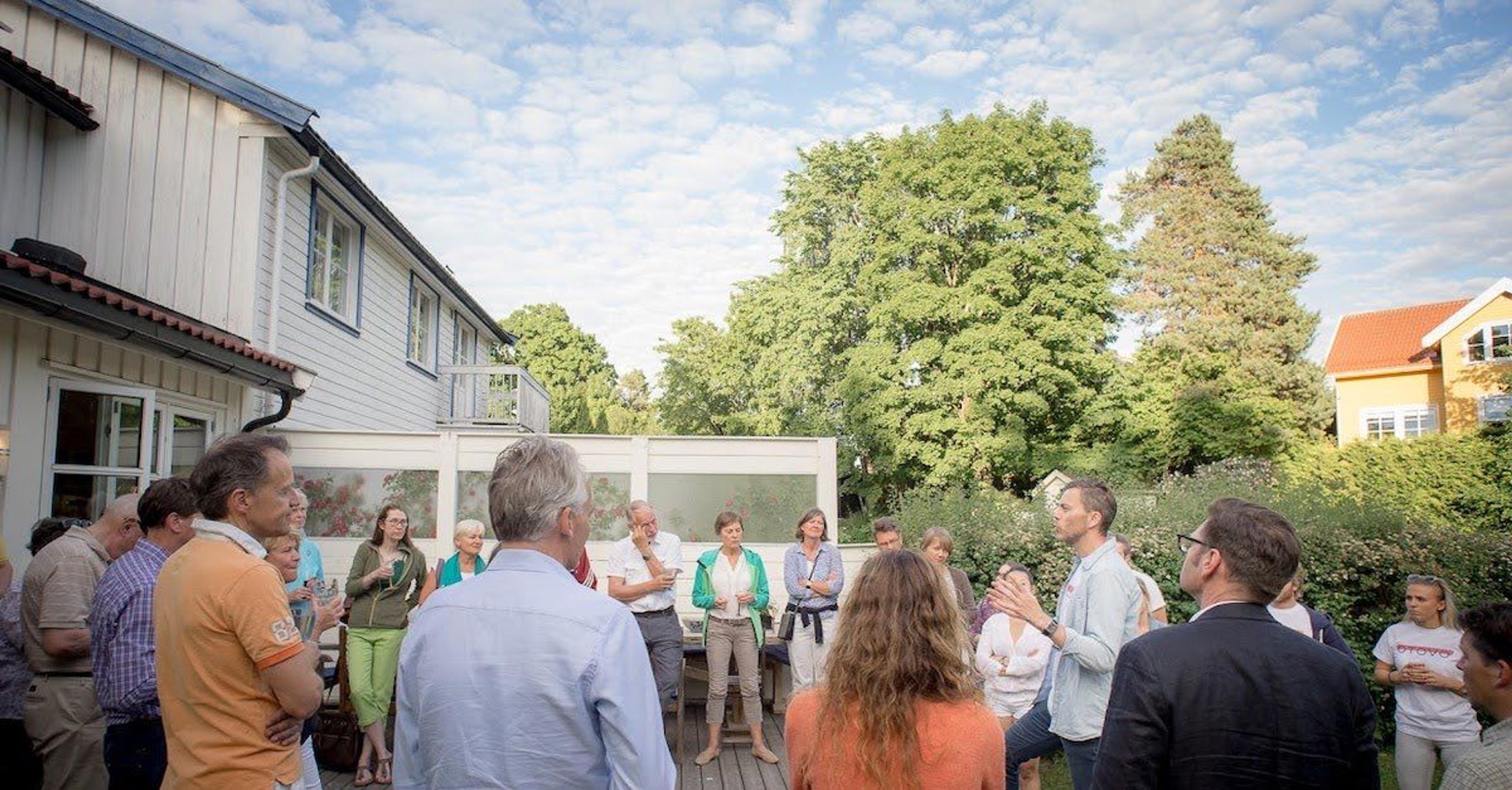 folkemengde i en hage