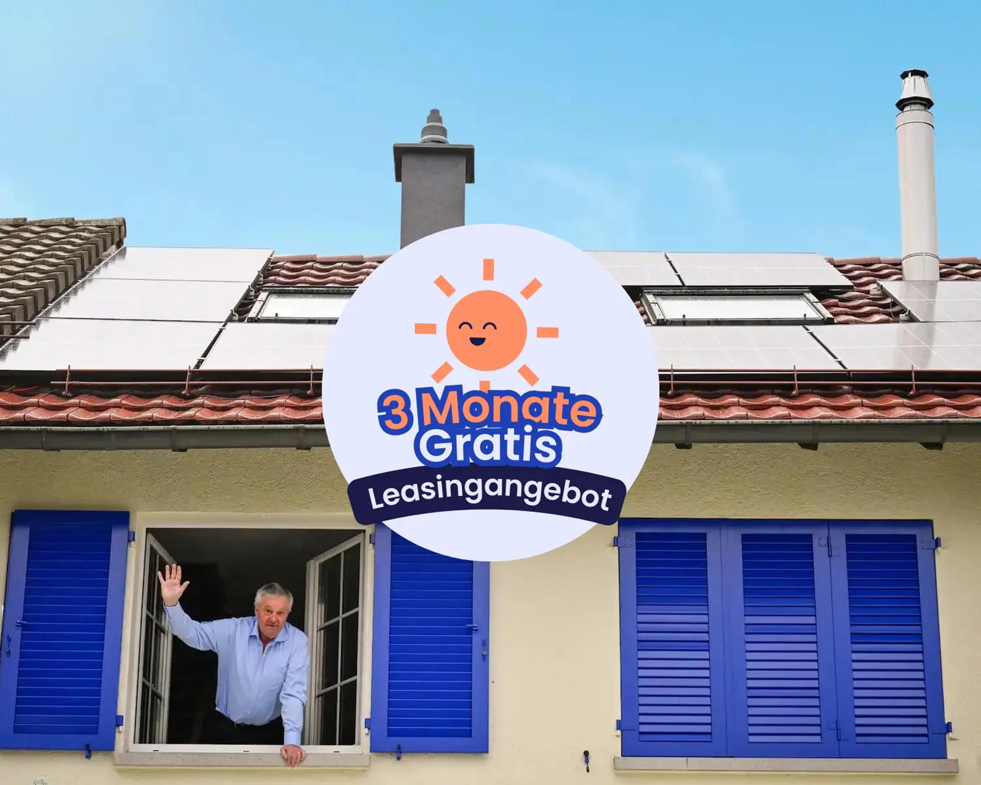 Ein Mann winkt aus einem Fenster heraus, auf dem Dach eine Solaranlage.
