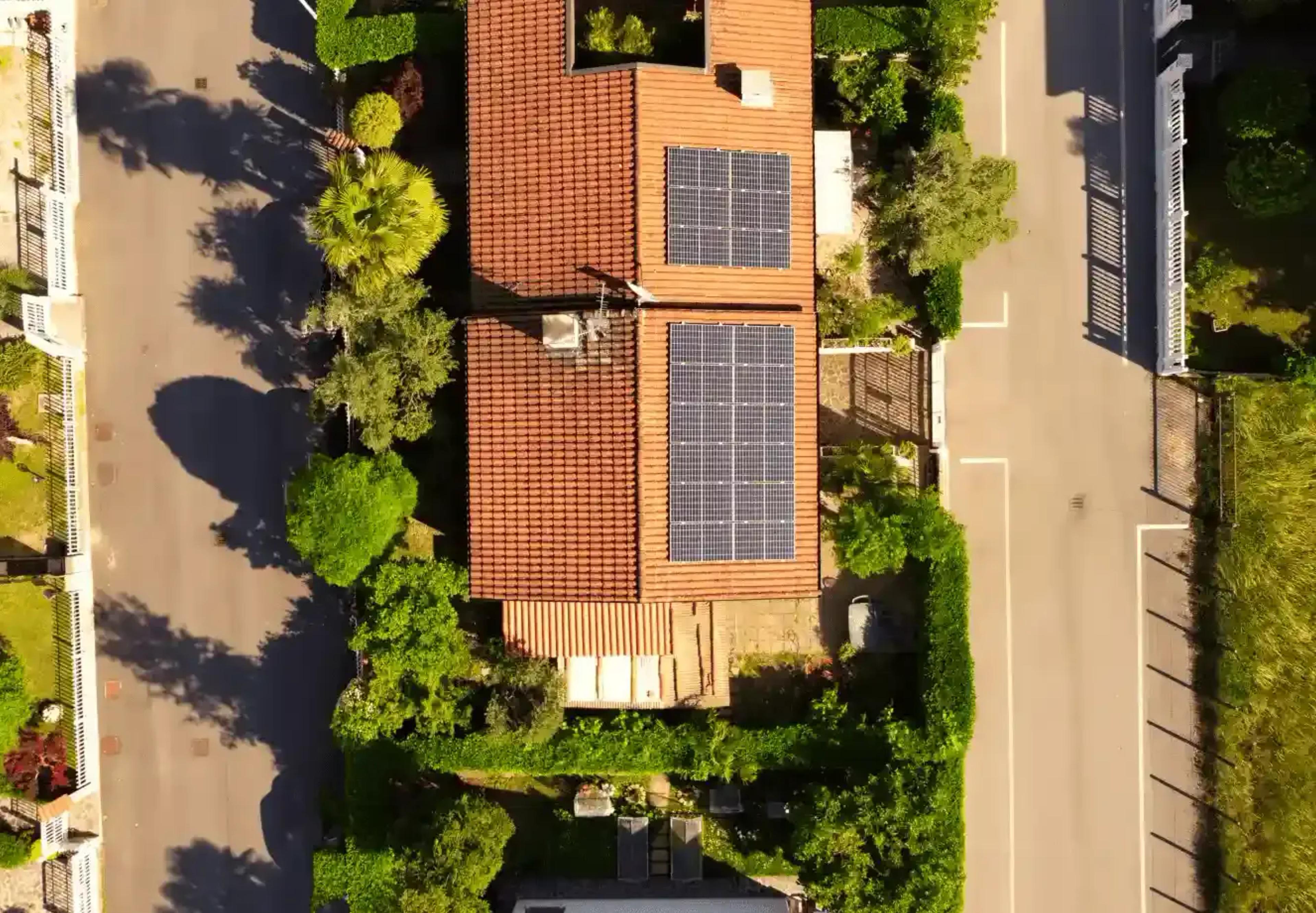 casa com sistema fotovoltaico instalado