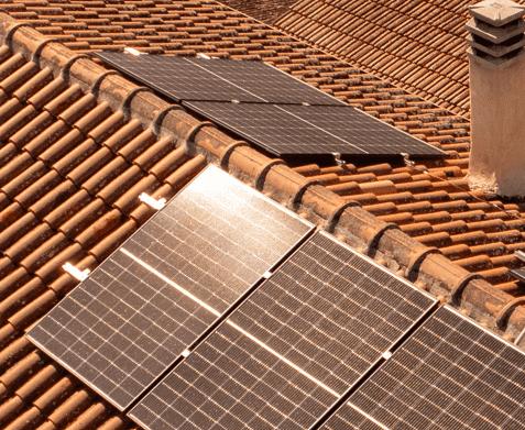 painéis solares instalados no telhado de uma vivenda