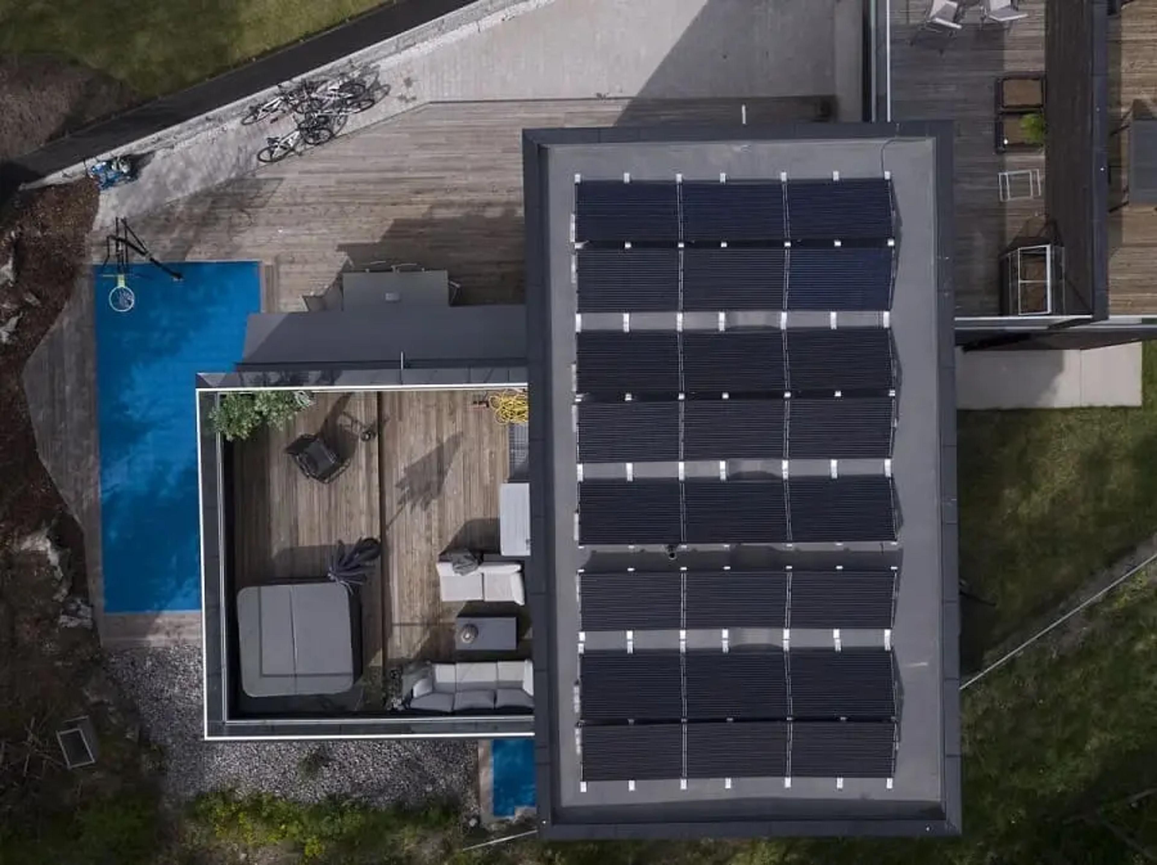 solceller på flatt tak sett oppifrån