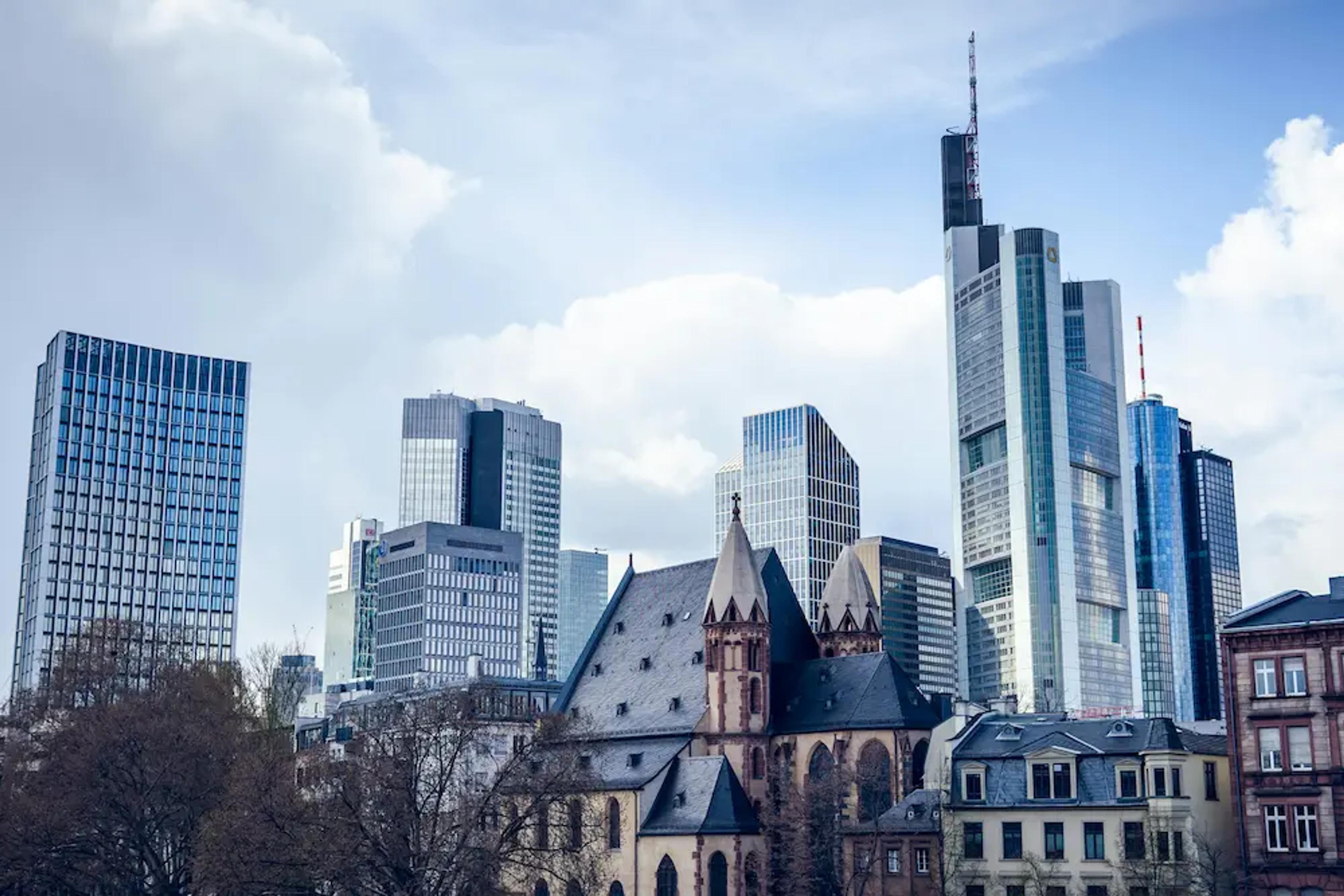 Die Frankfurter Skyline in Hessen mit wolkigem Himmel im Hintergrund.