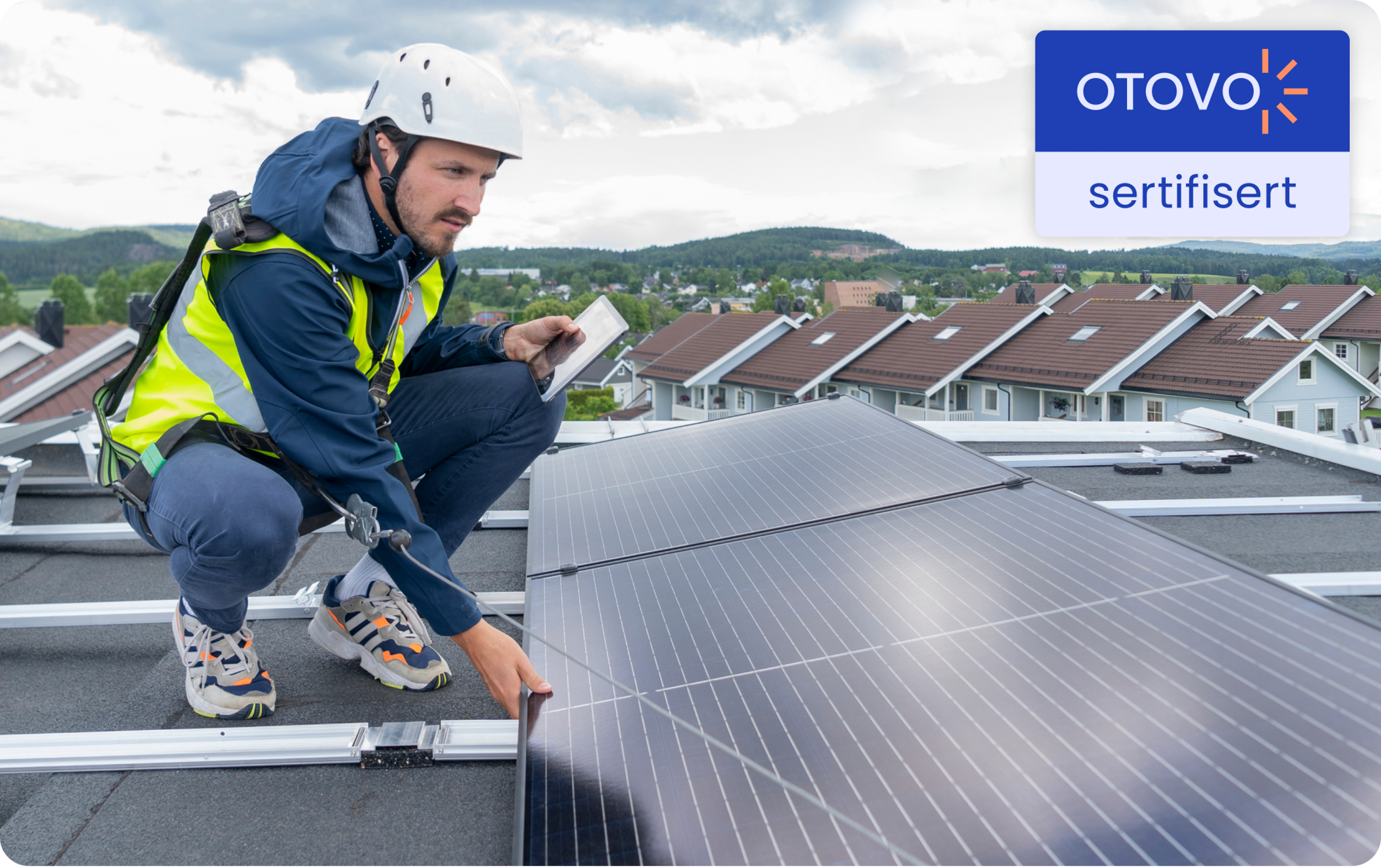 en otovo-sertifisert installatør undersøker solcellepanelene