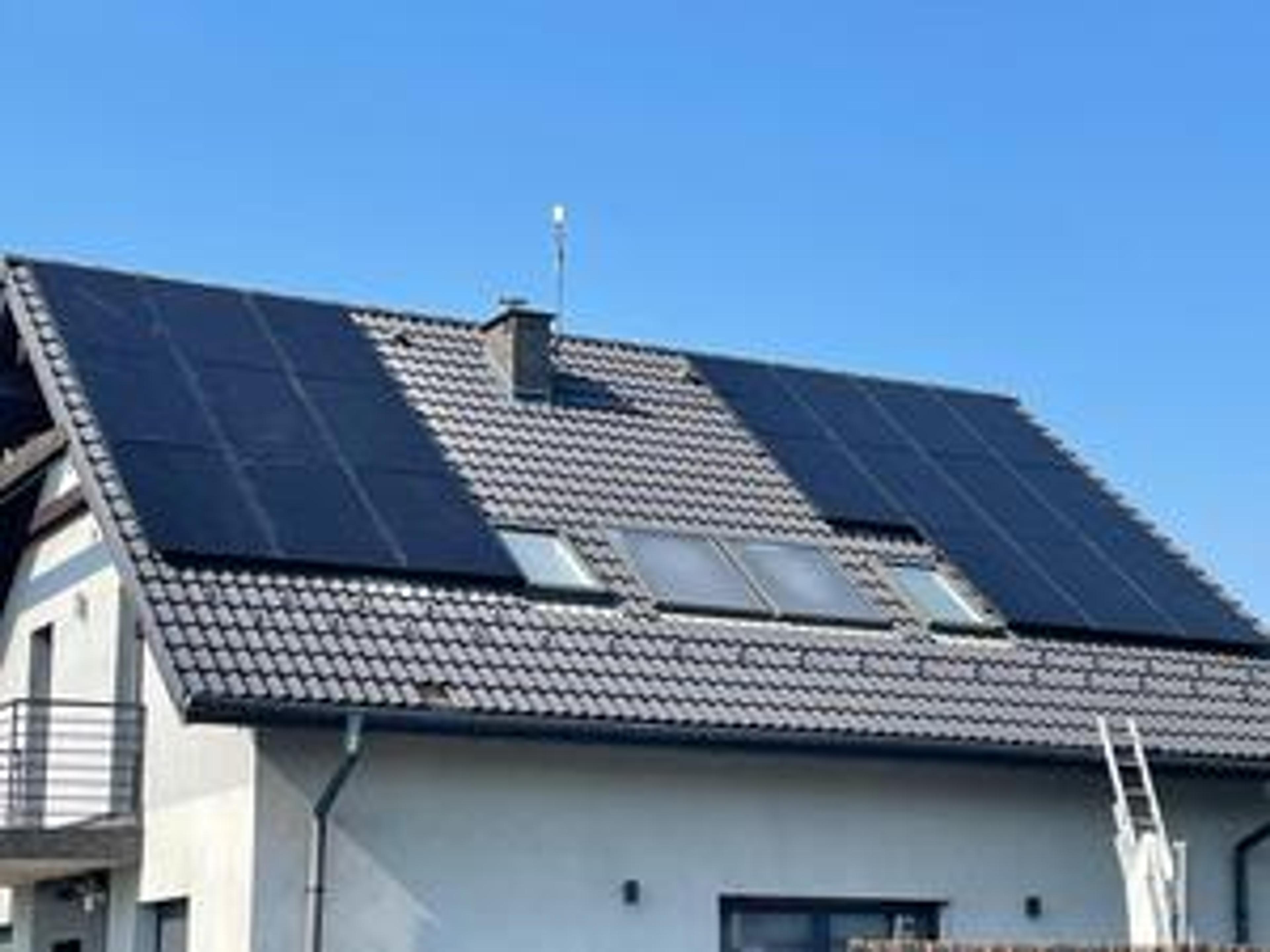 instalacja fotowoltaiczna na dachu