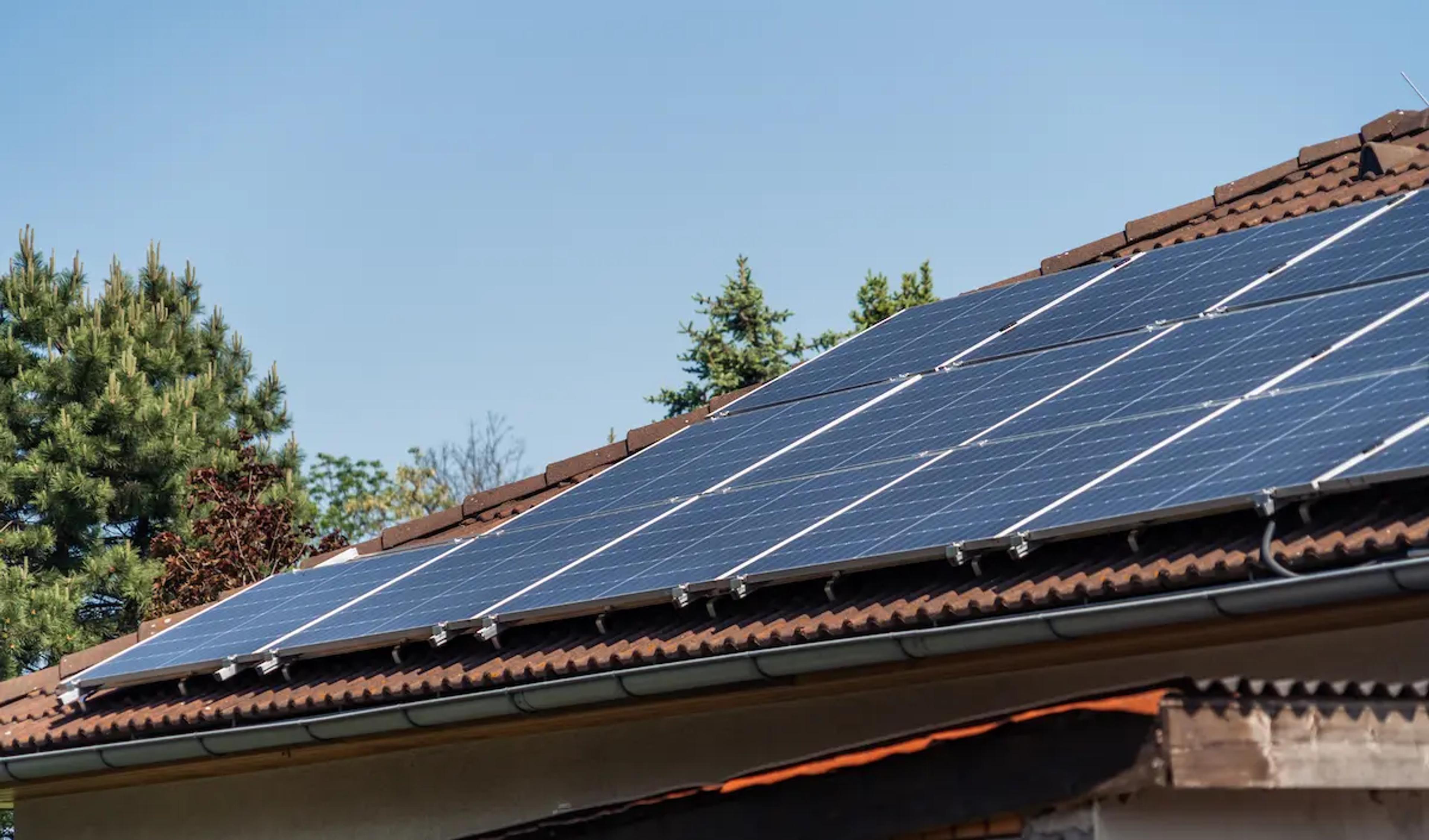 Eine Otovo Solaranlage auf einem Dach.