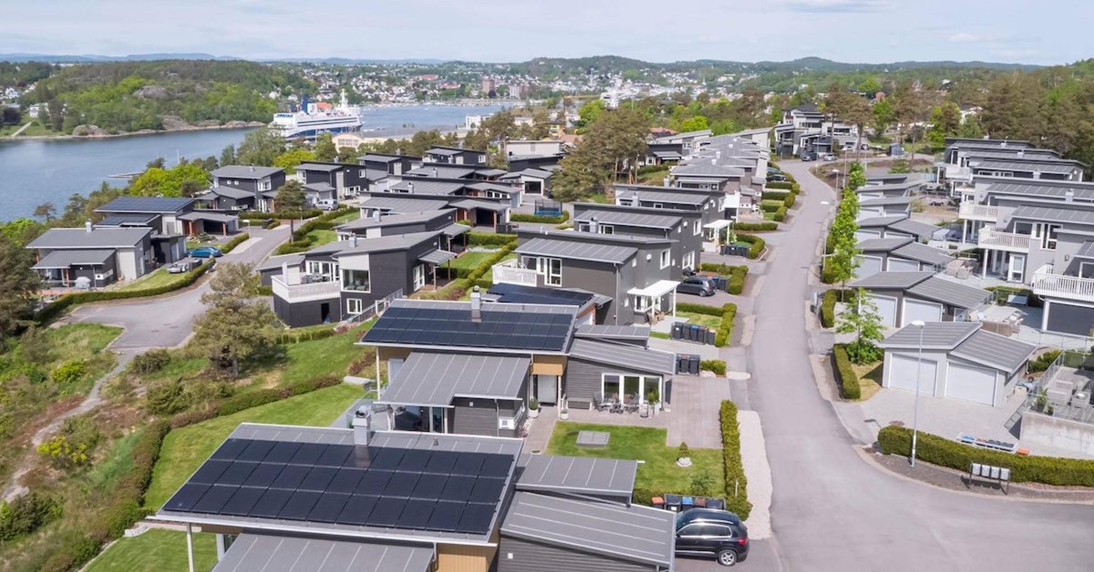 Hus med solcellepaneler på taket