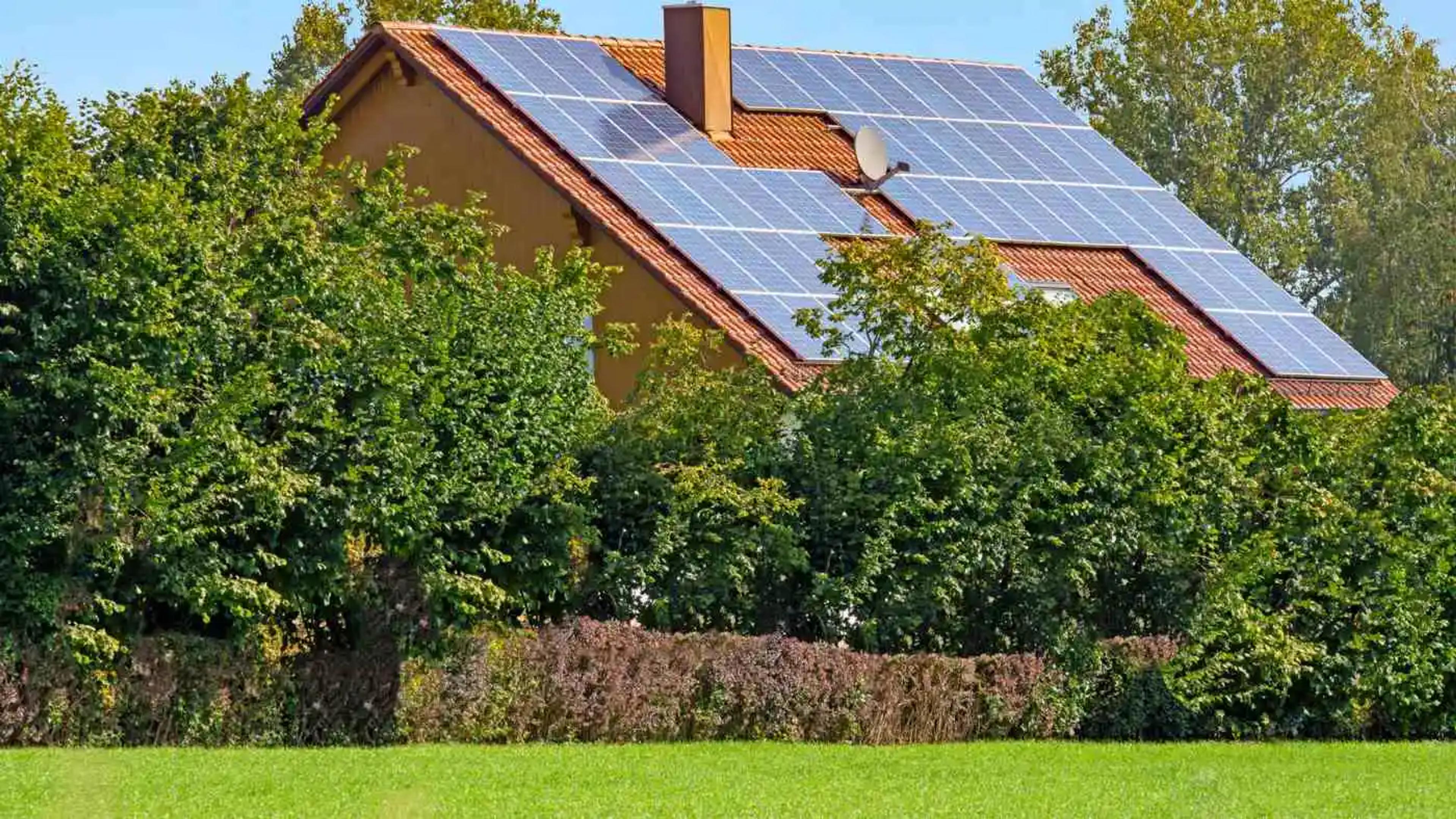 Haus im Grünen mit Photovoltaikanlage auf dem Dach