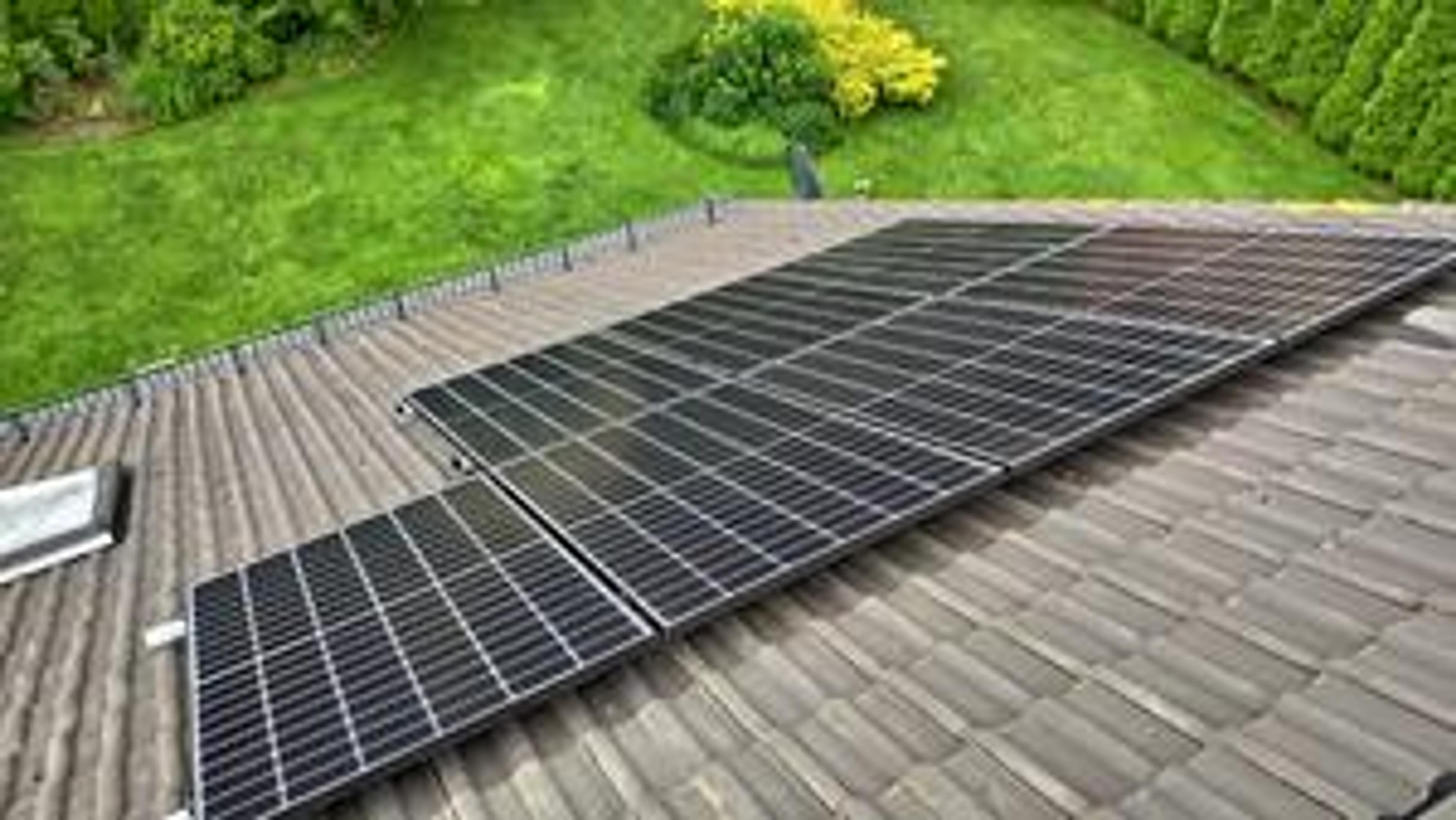 instalacja fotowoltaiczna na dachu