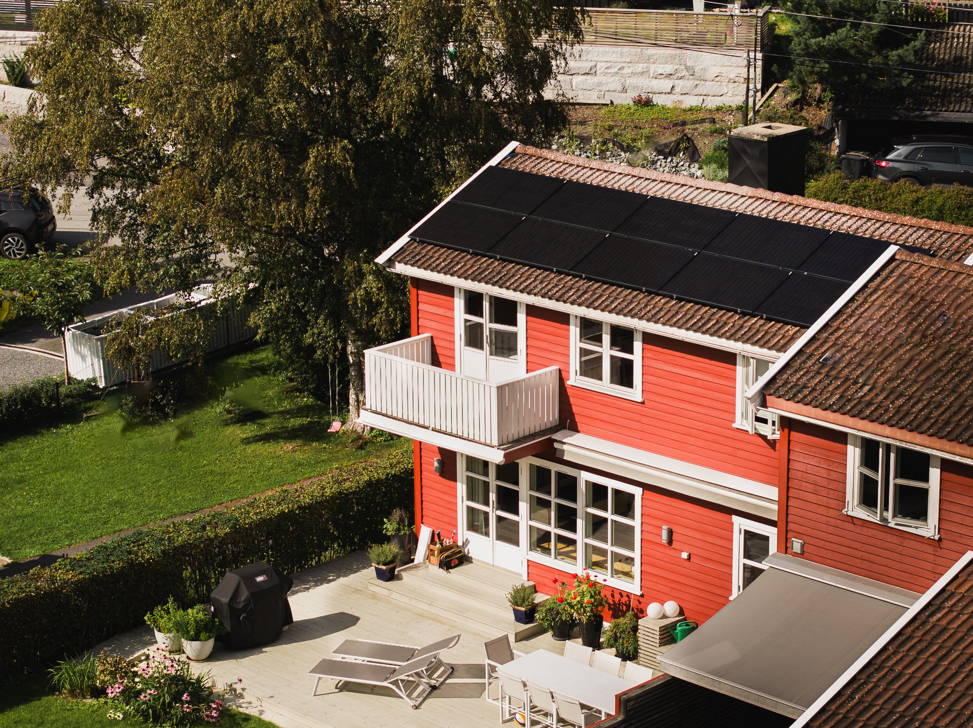 solcellepaneler installert på hustak