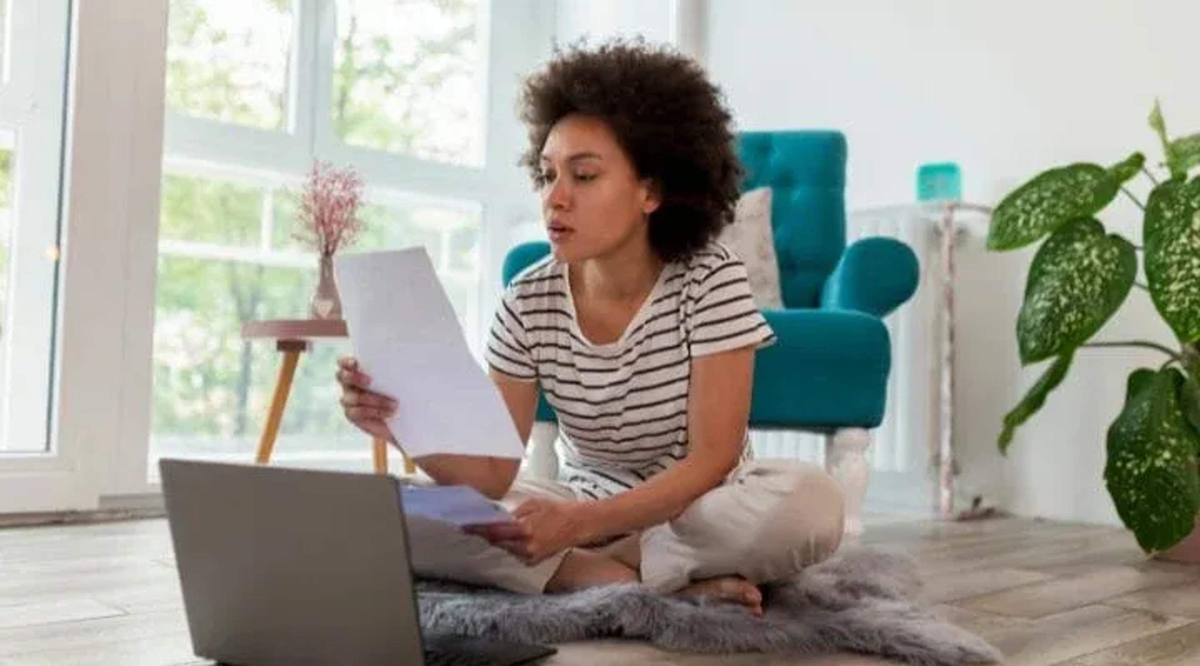 femme qui regarde sa facture d'électricité