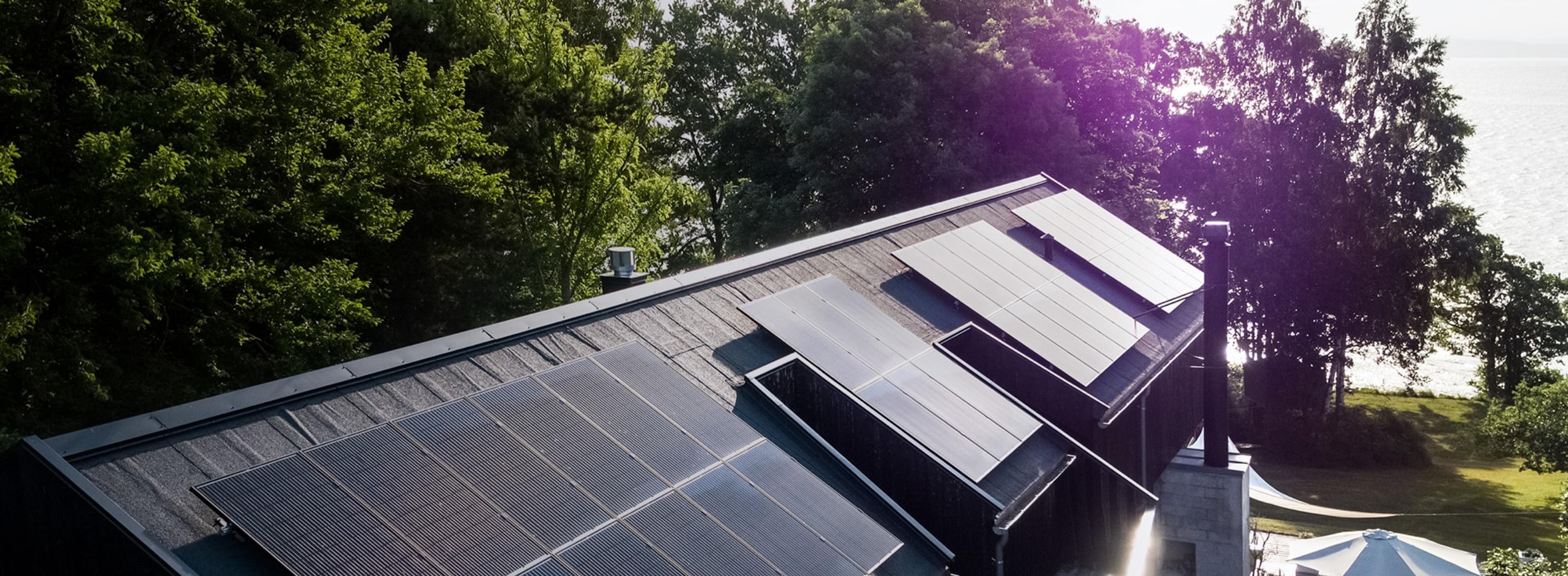 et hus med solcellepaneler installert på taket