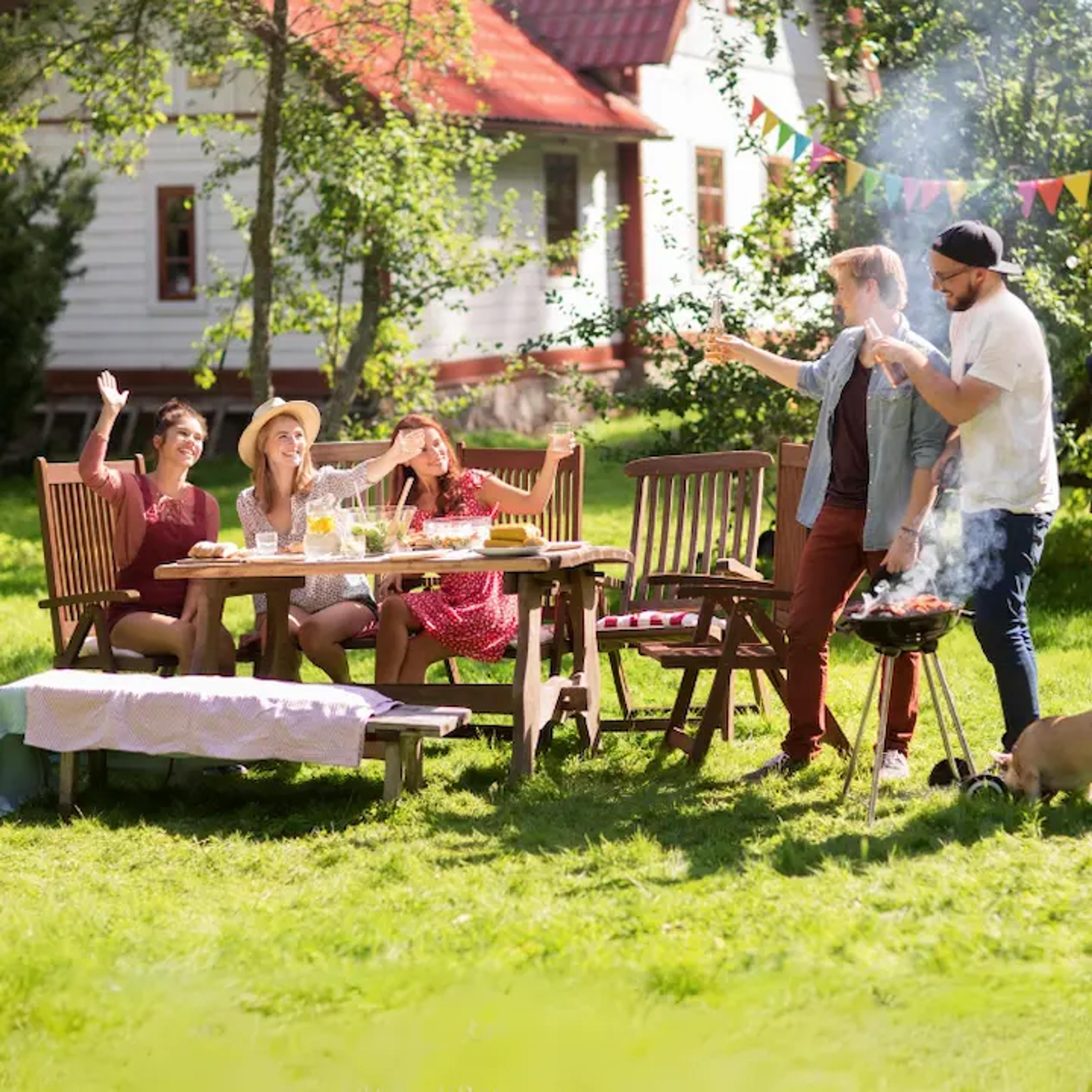 Amis faisant un barbecue