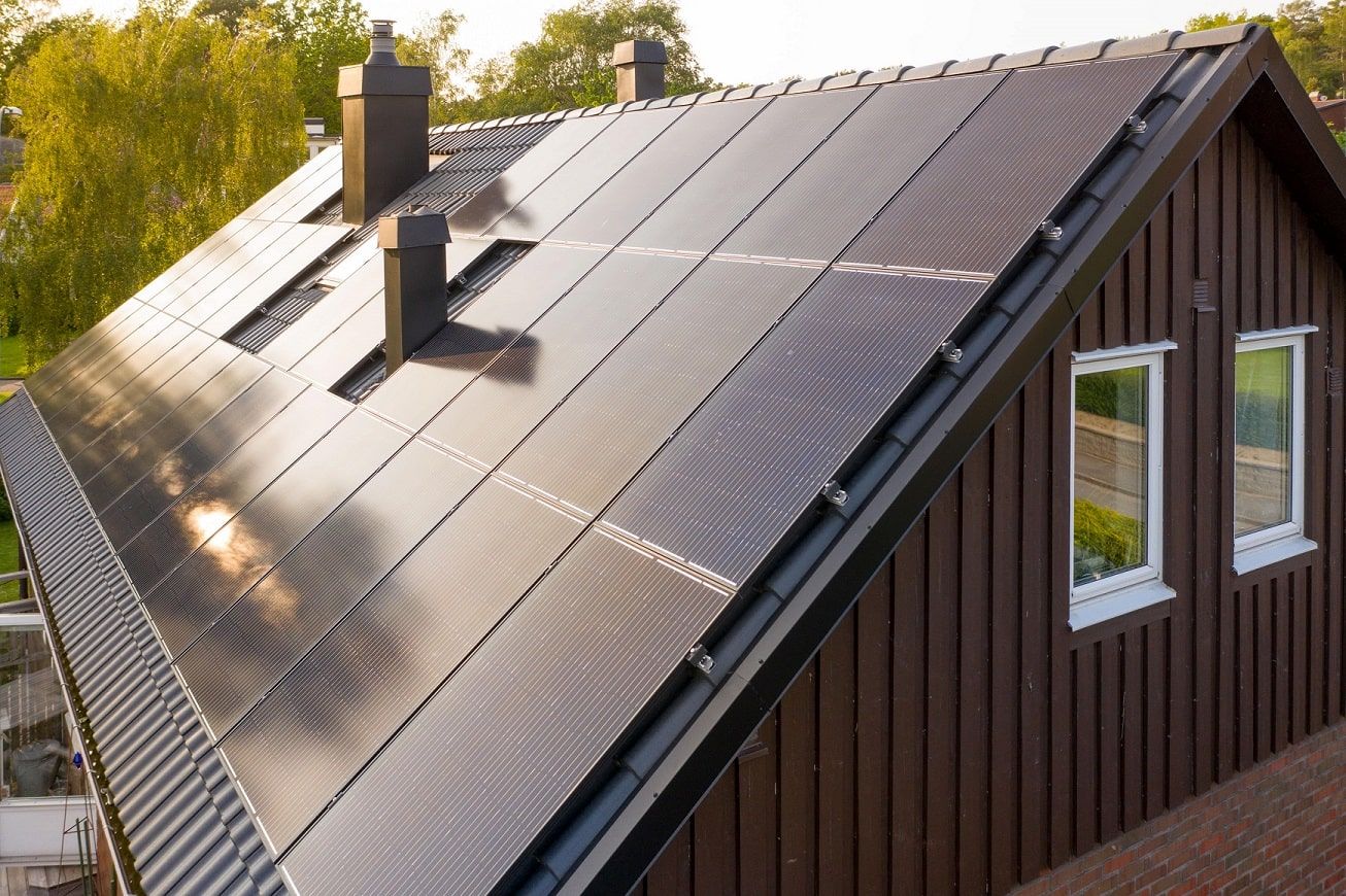 villa med installerte solcellepaneler