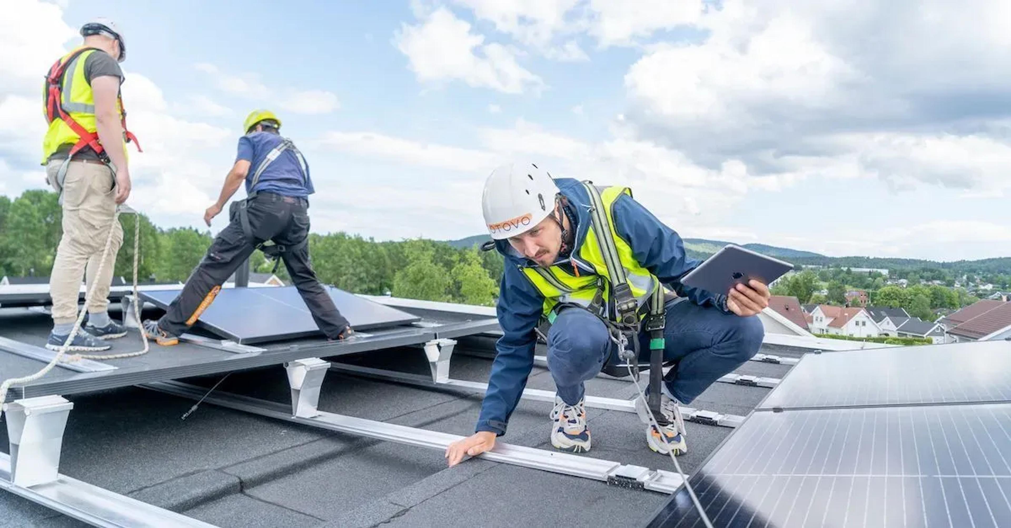 Otovo-certifierad installatör inspekterar tak