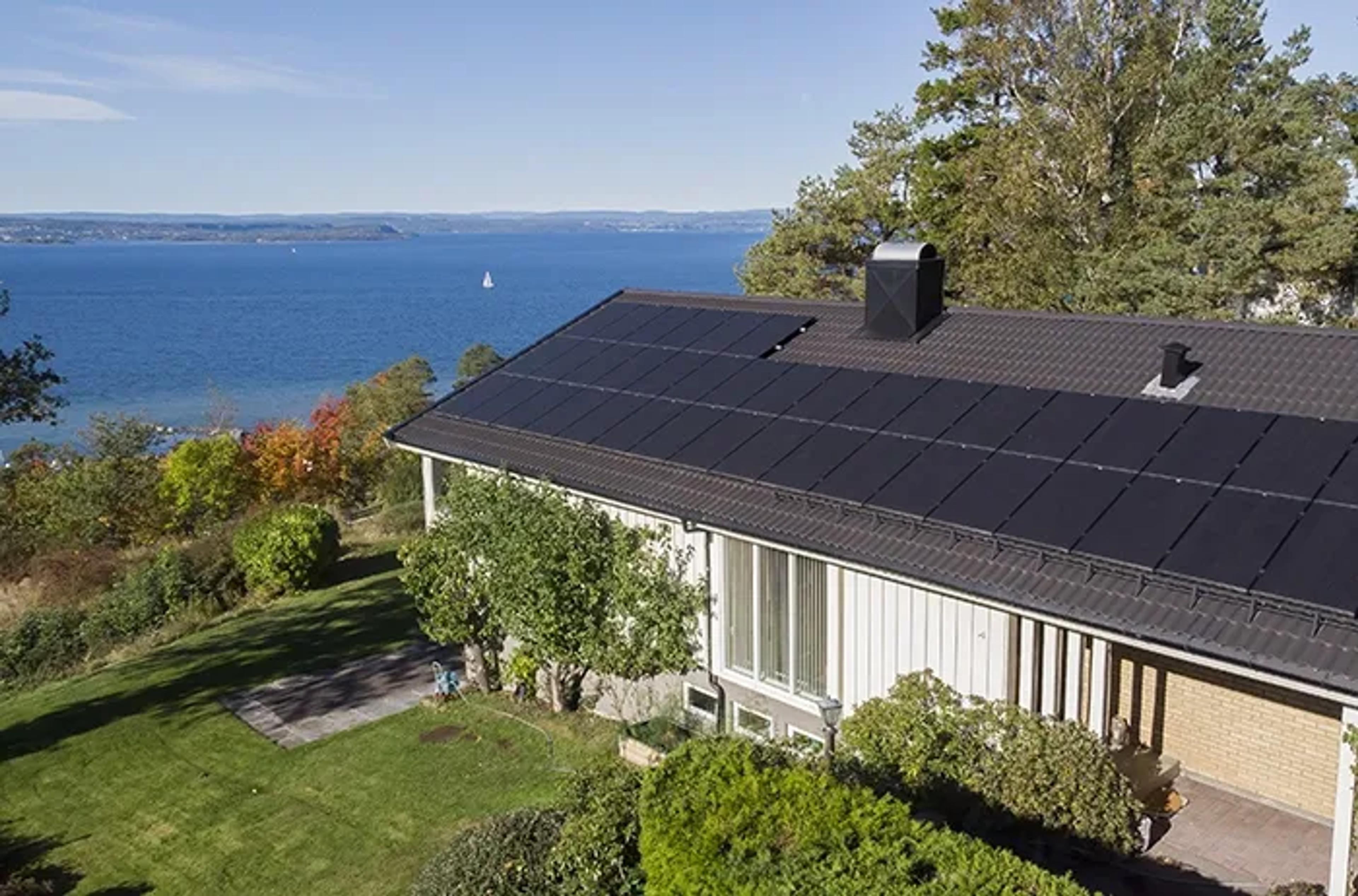 Solceller på taket på et hus i Norge