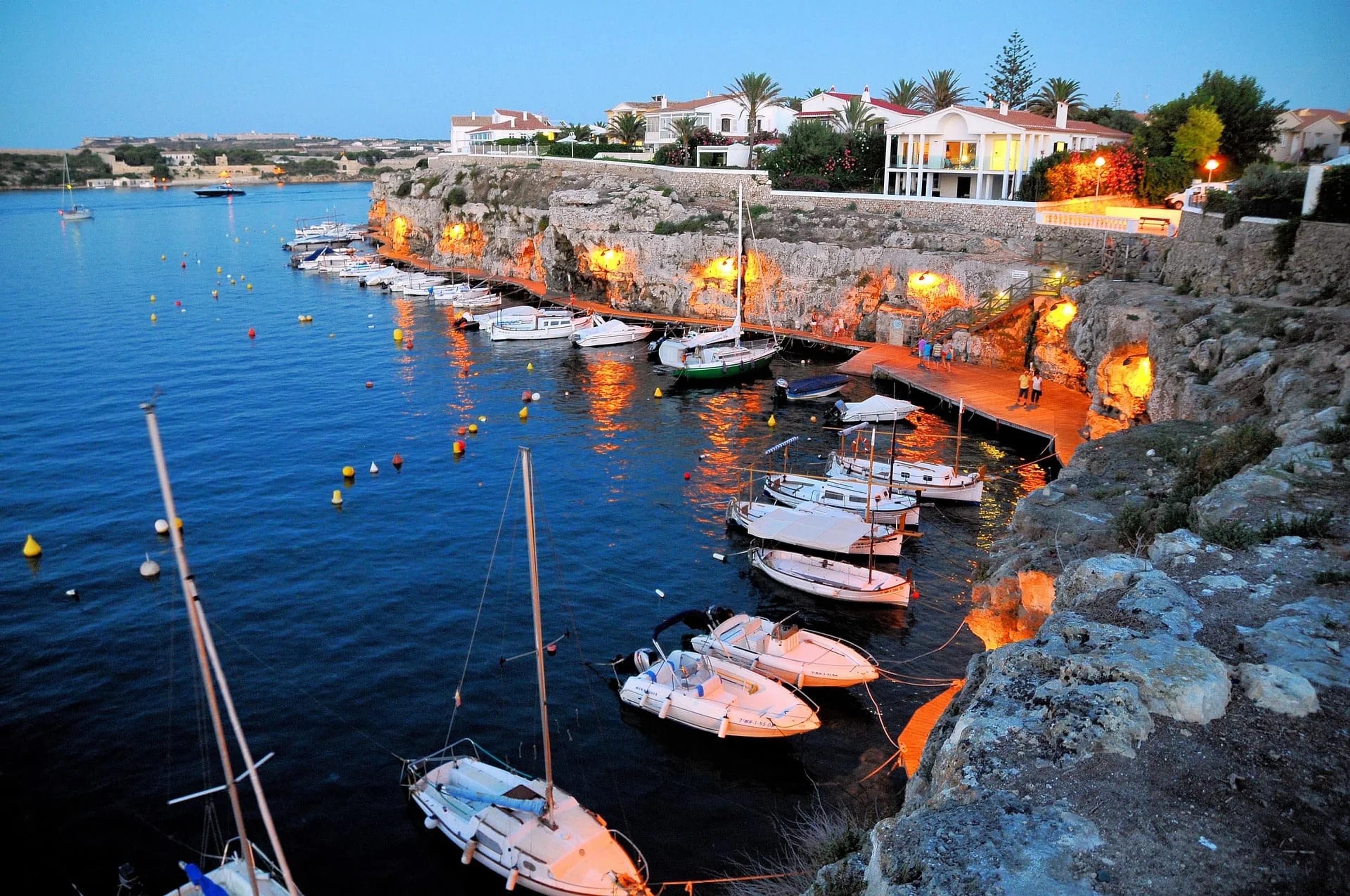 Cala con puerto en Menorca
