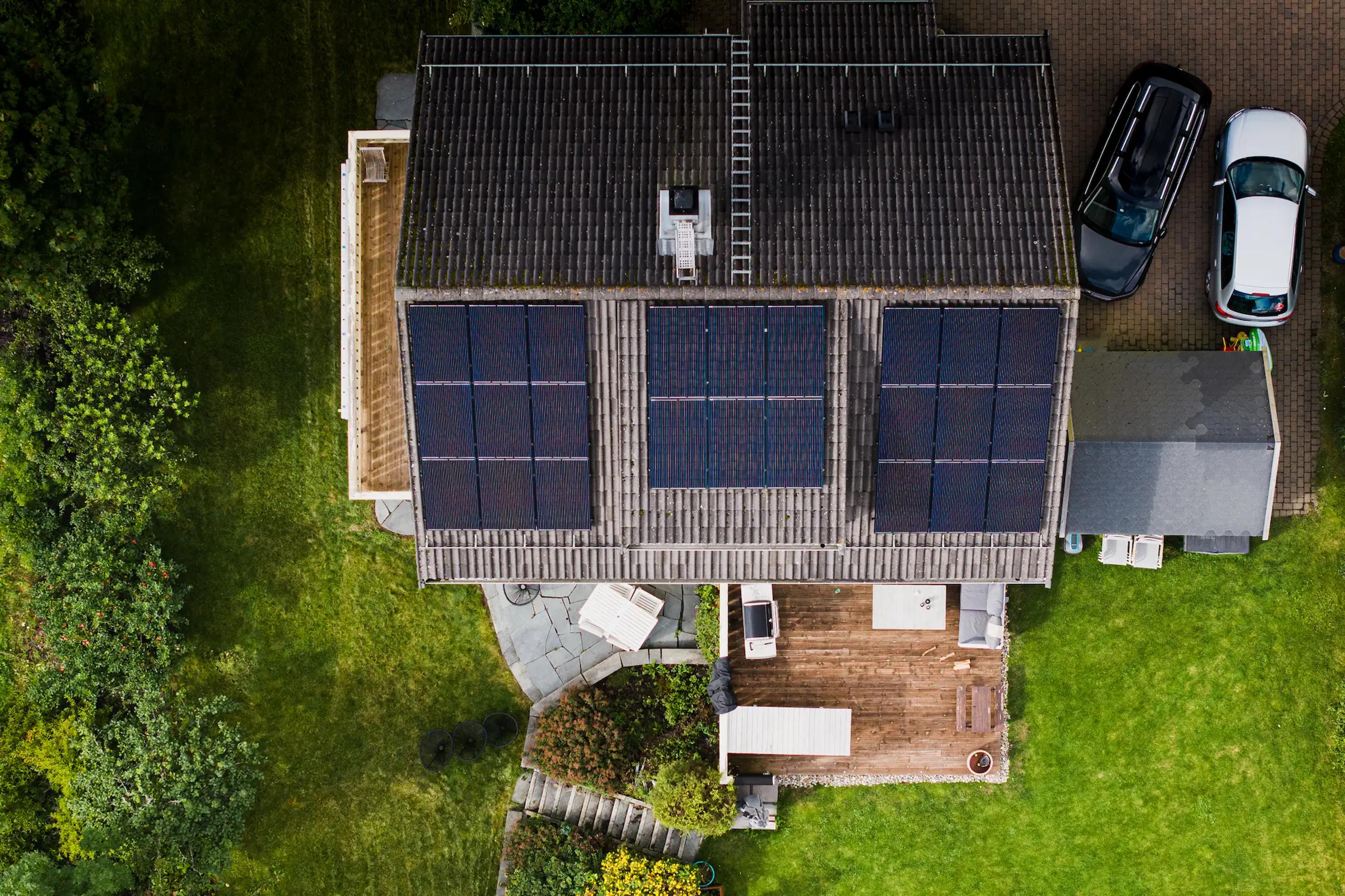 Ein Hausdach mit in 3 Gruppen angeordneten Solarmodulen.