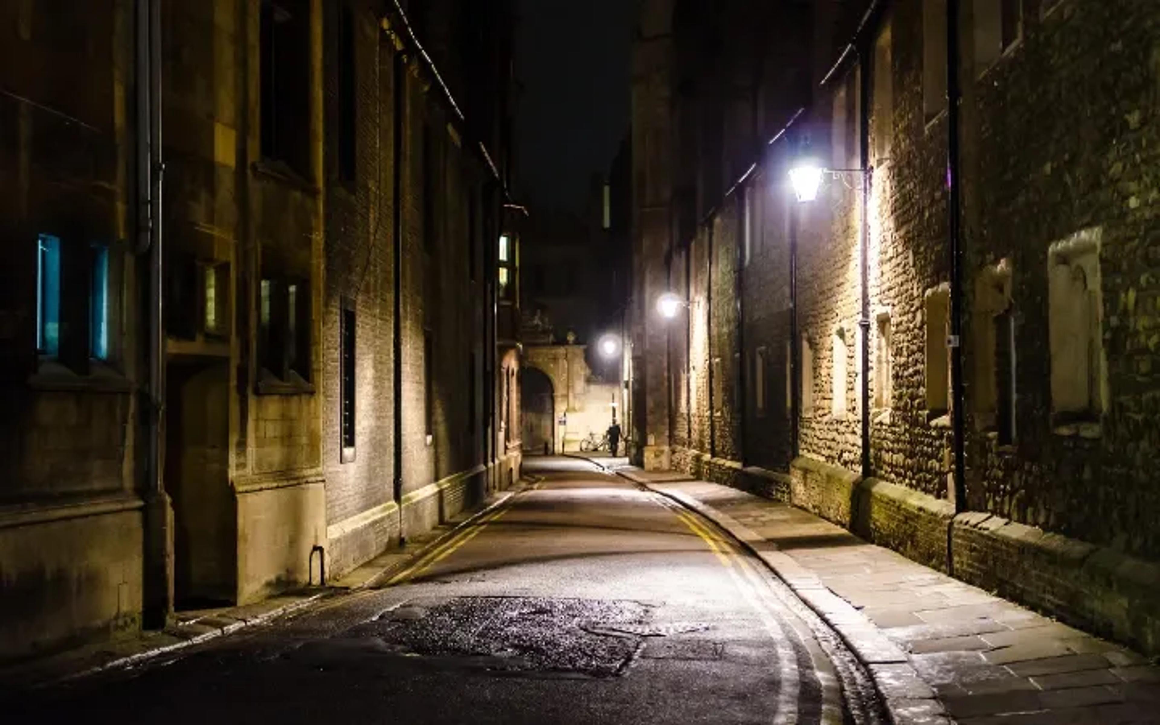 rue de nuit avec un éclairage public