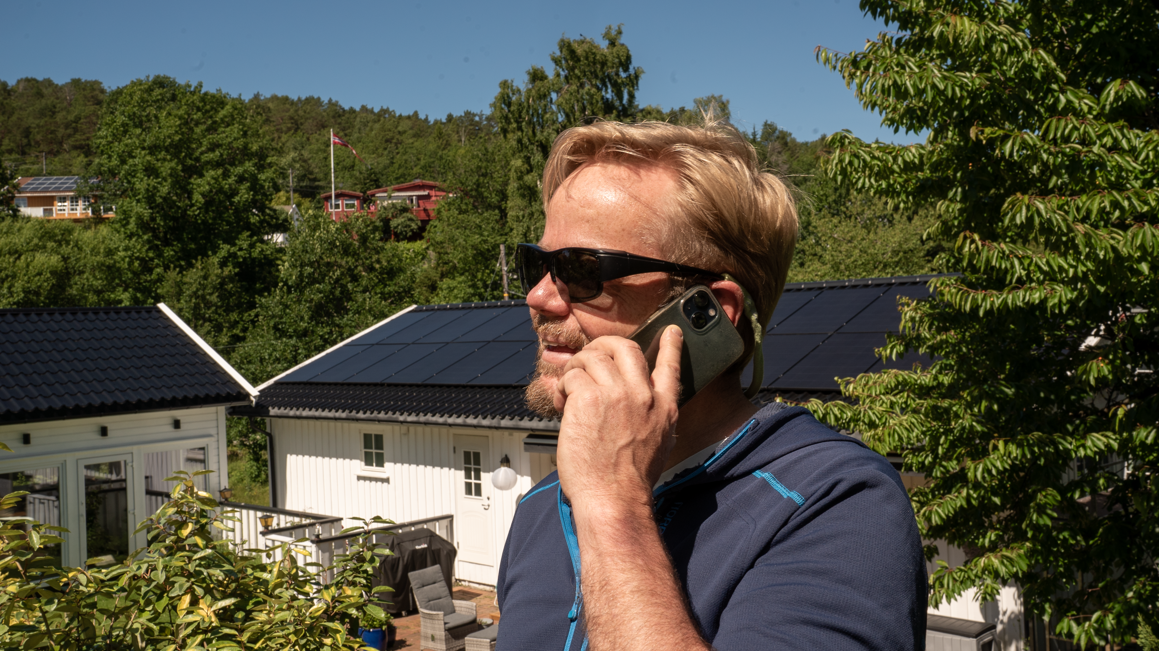 Hus med solceller på taket 