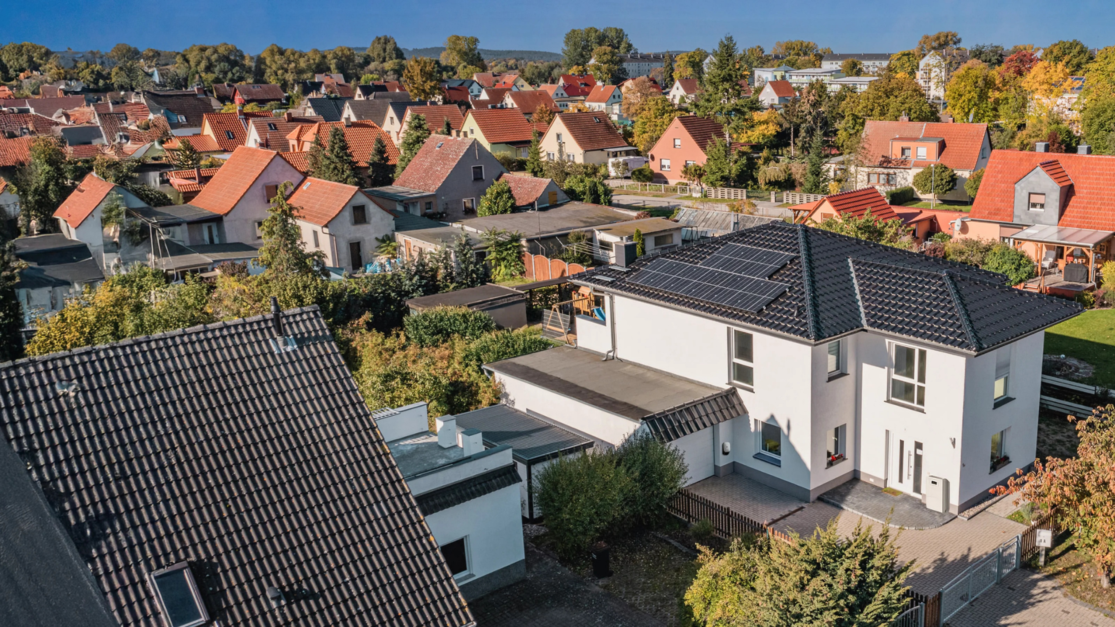 Haus mit Solarmodulen auf dem Dach