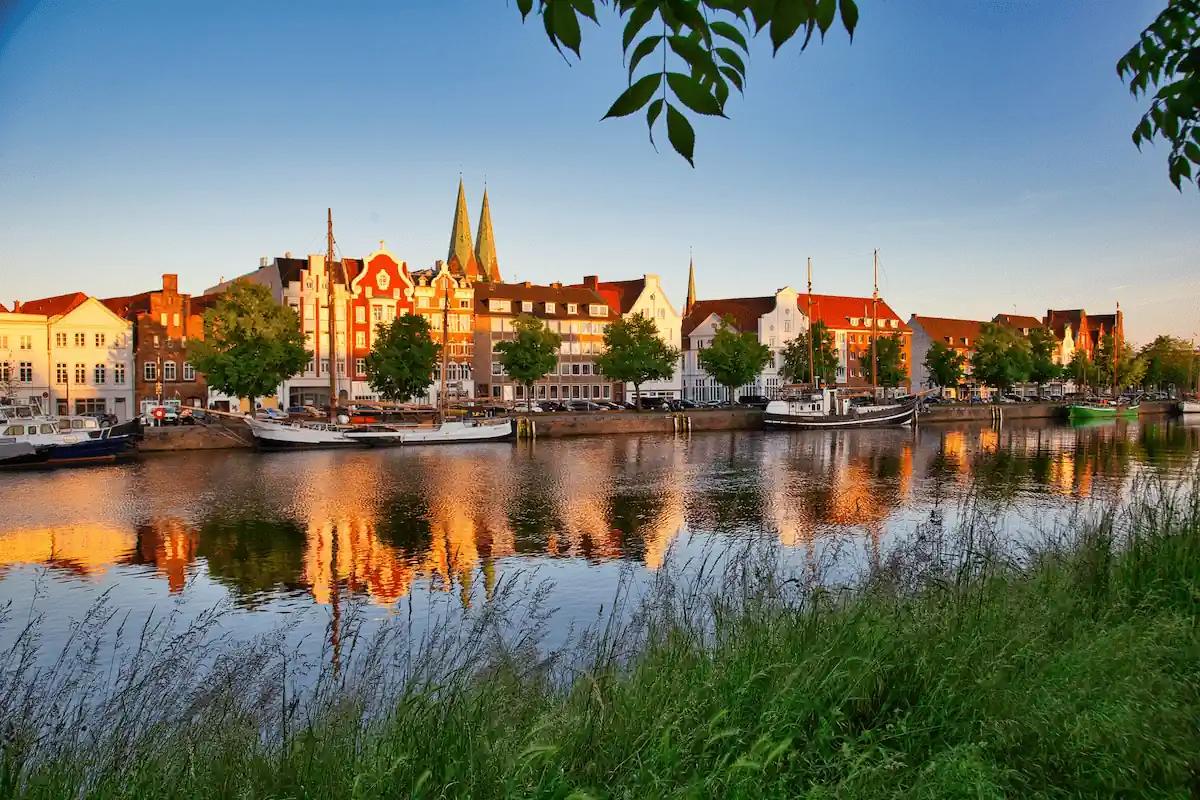 Eine Stadt in Schleswig-Holstein im goldenen Licht des Sonnenuntergangs.