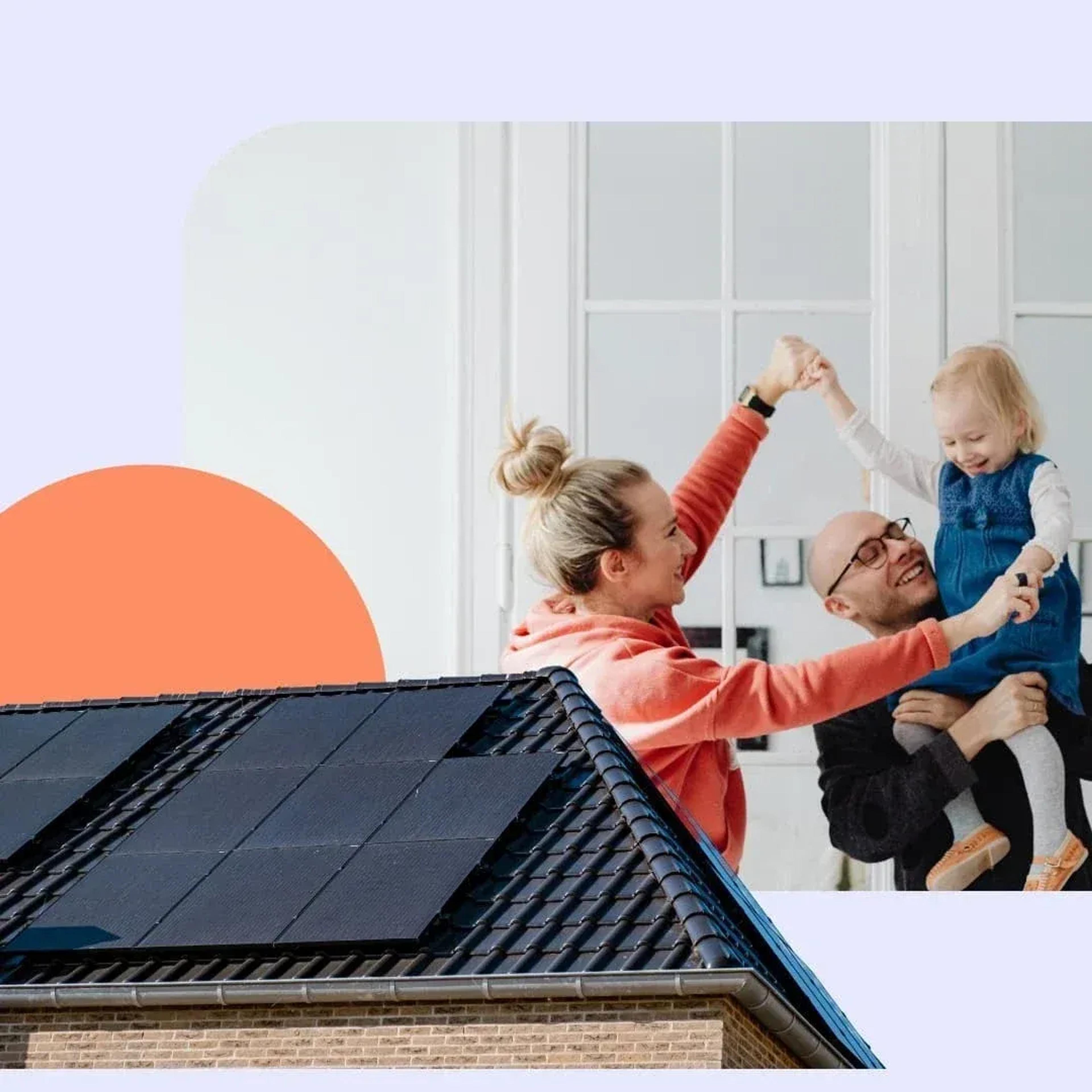 Haus mit Solaranlage auf dem Dach und Familie mit Kind im Hintergrund