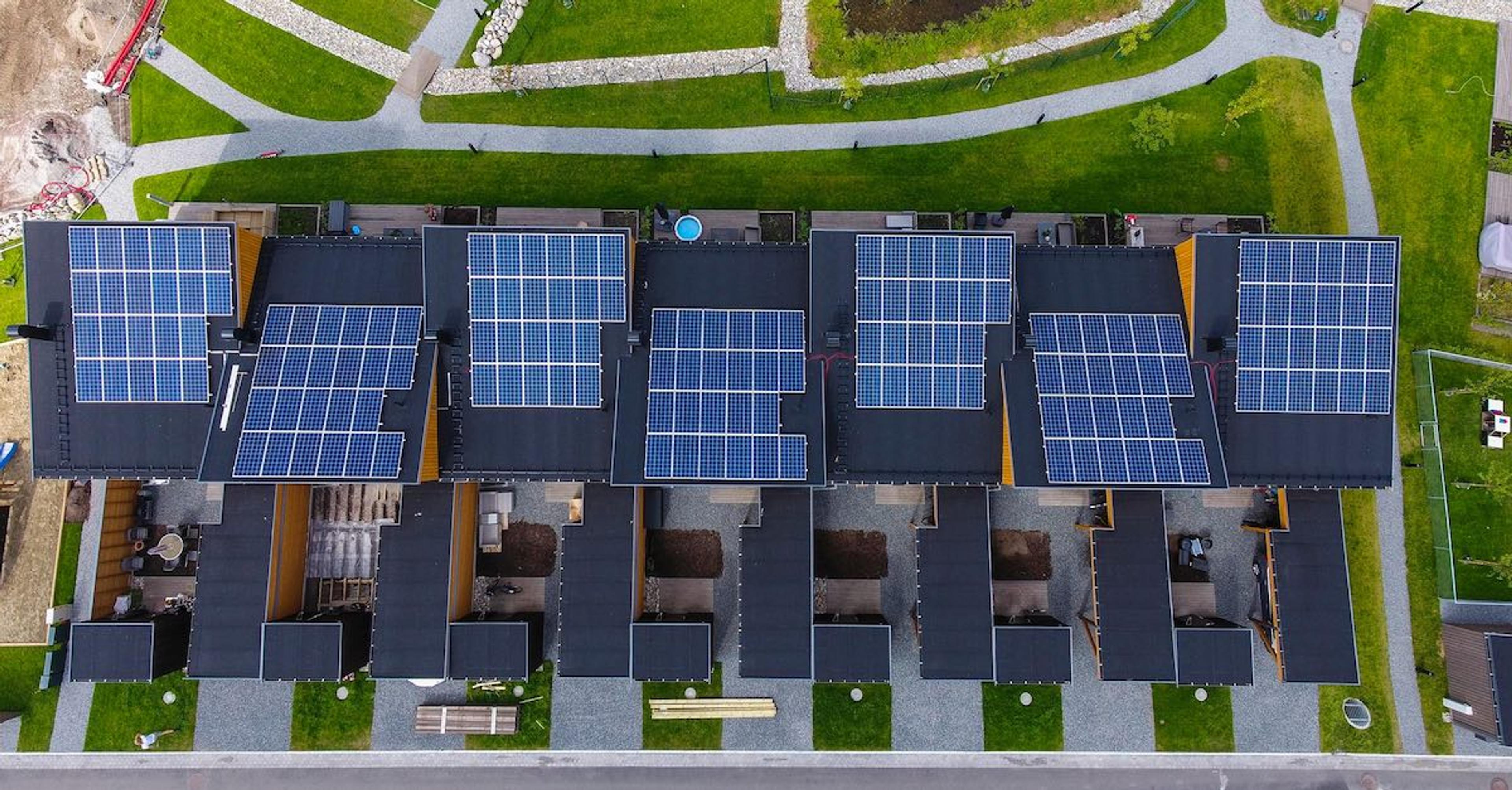 Solcellepaneler på taket