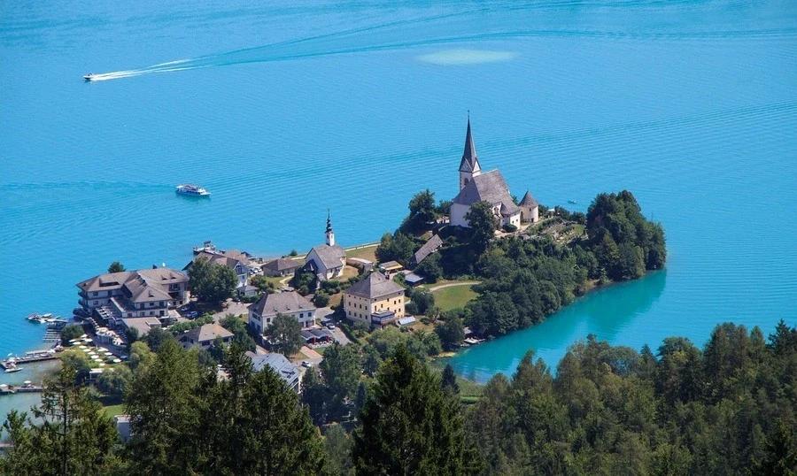 Landschaftsbild Kärnten mit Bergen und Hütte