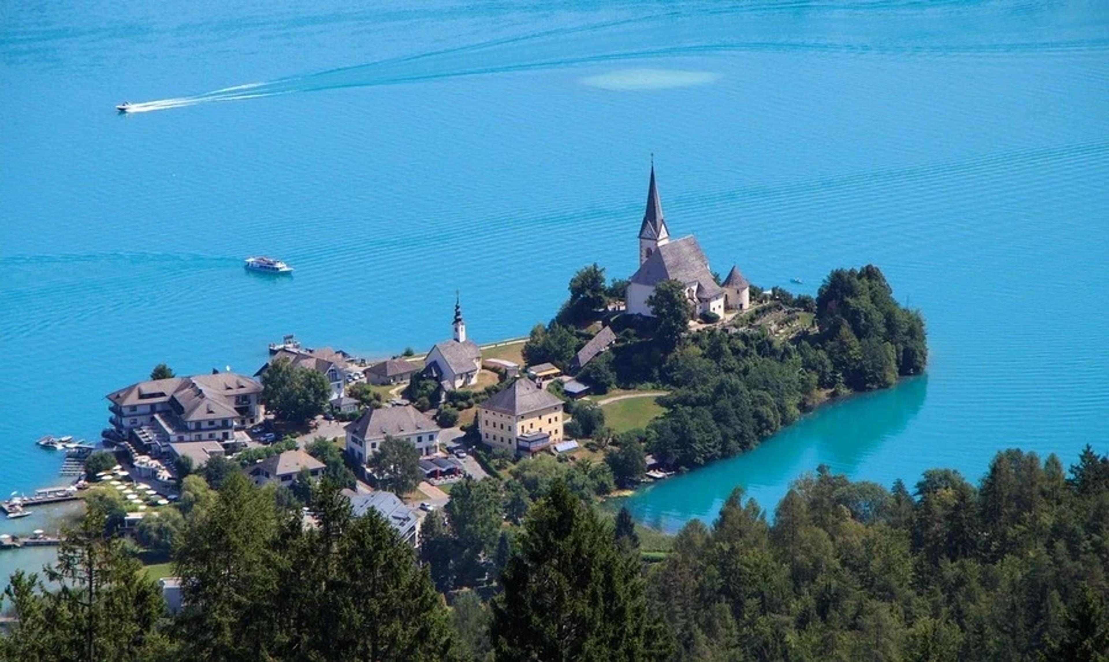 Landschaftsbild Kärnten mit Bergen und Hütte