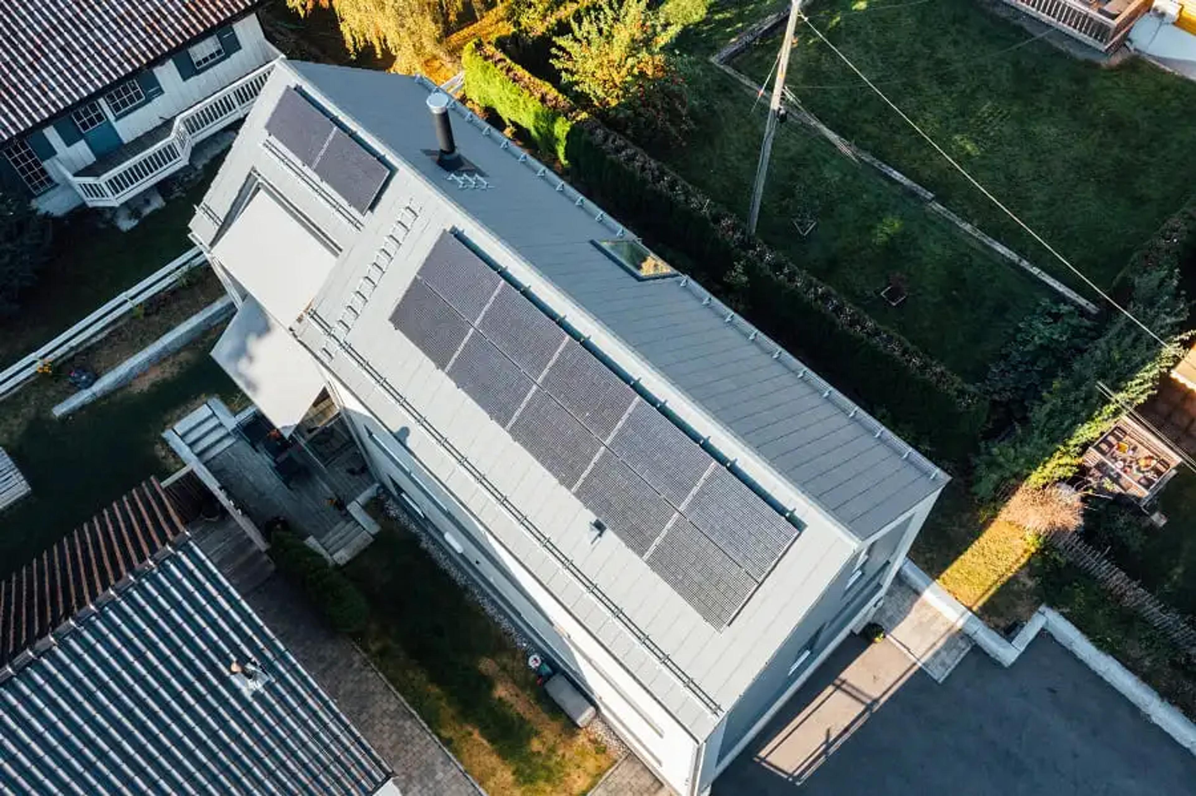 fugleperspektiv av hustak med solceller