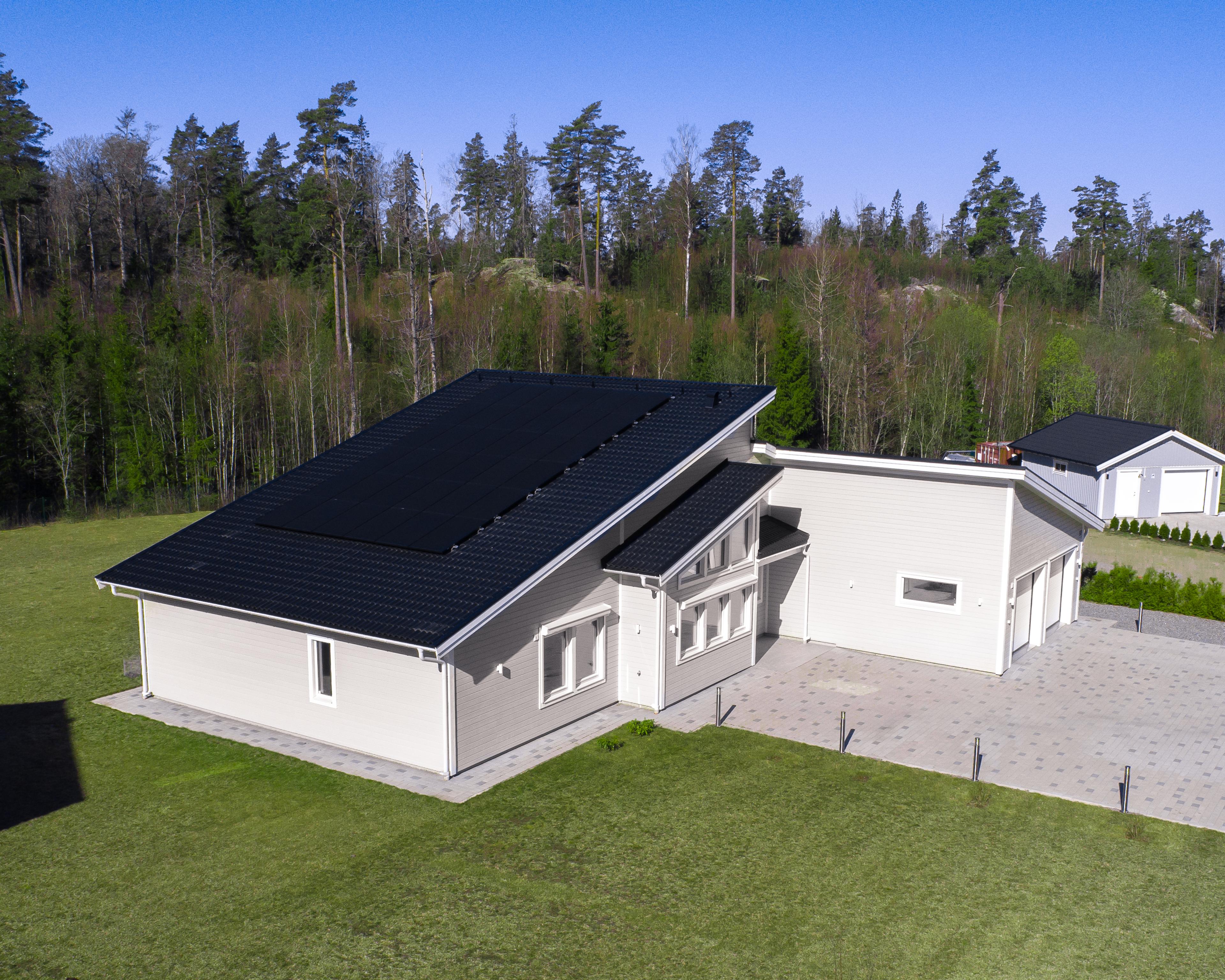 modernt hus med monterade solpaneler