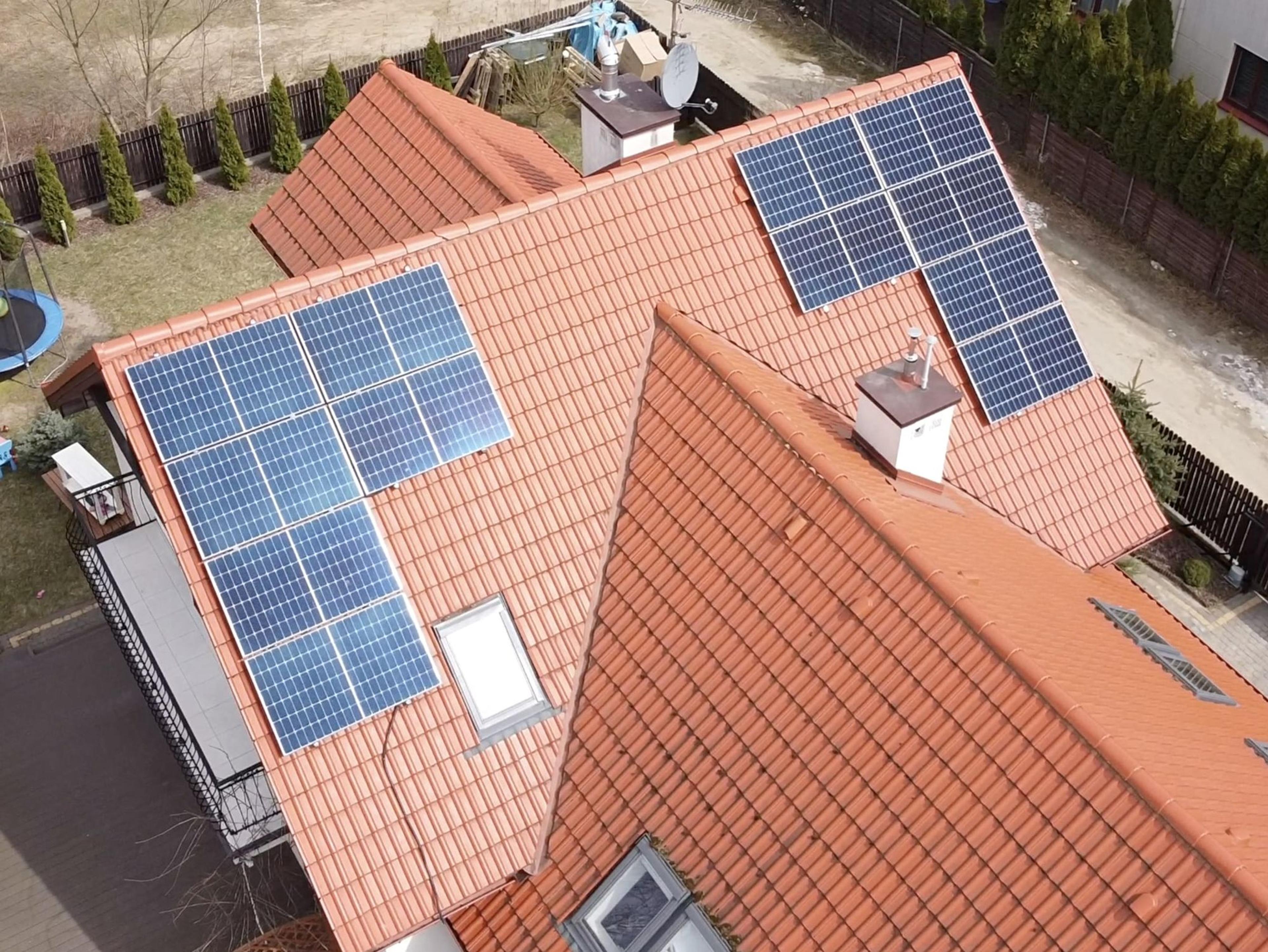 symetrycznie ustawione panele fotowoltaiczne na jednej połaci dachowej