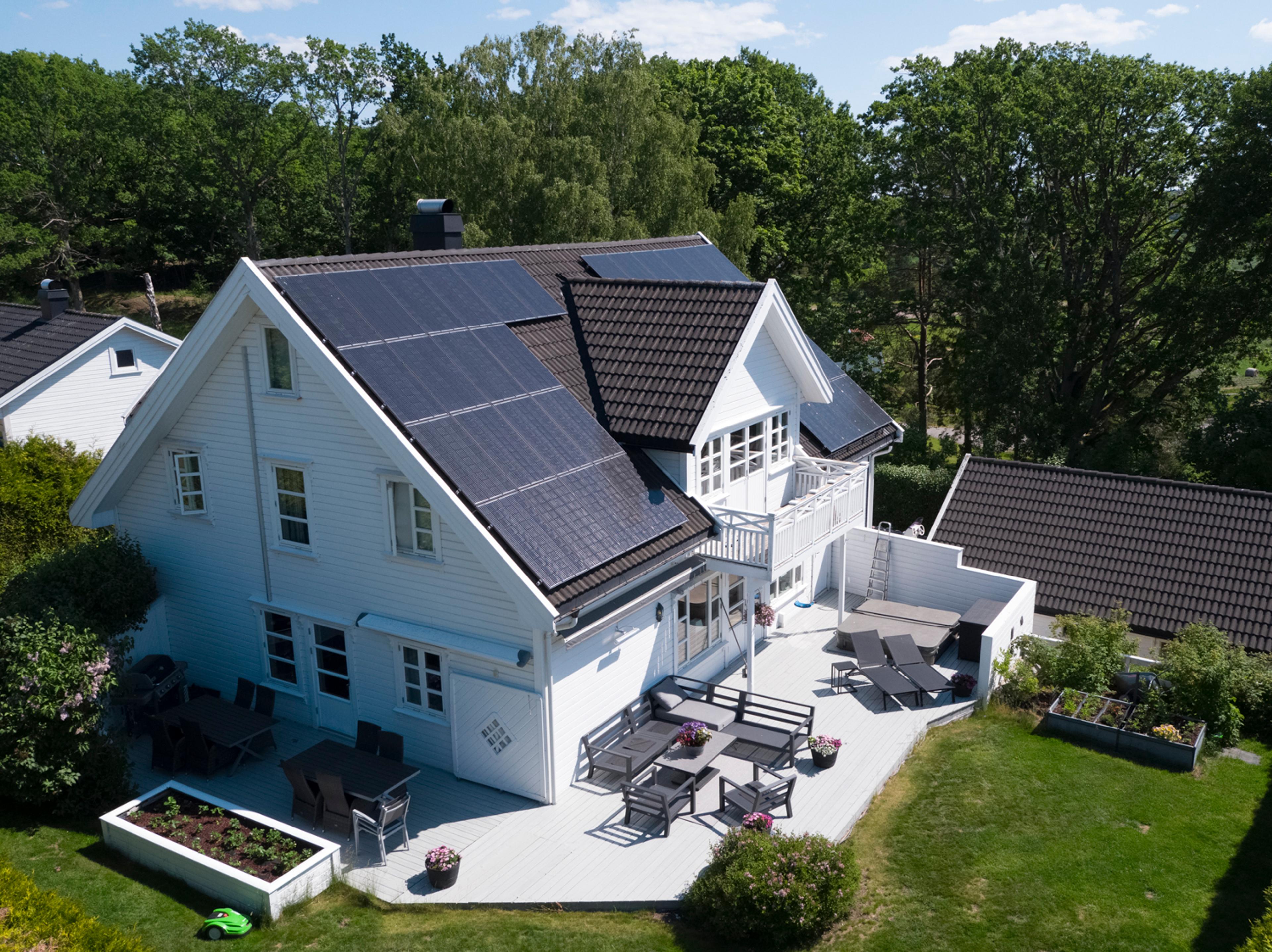 hus med solcellepaneler på taket