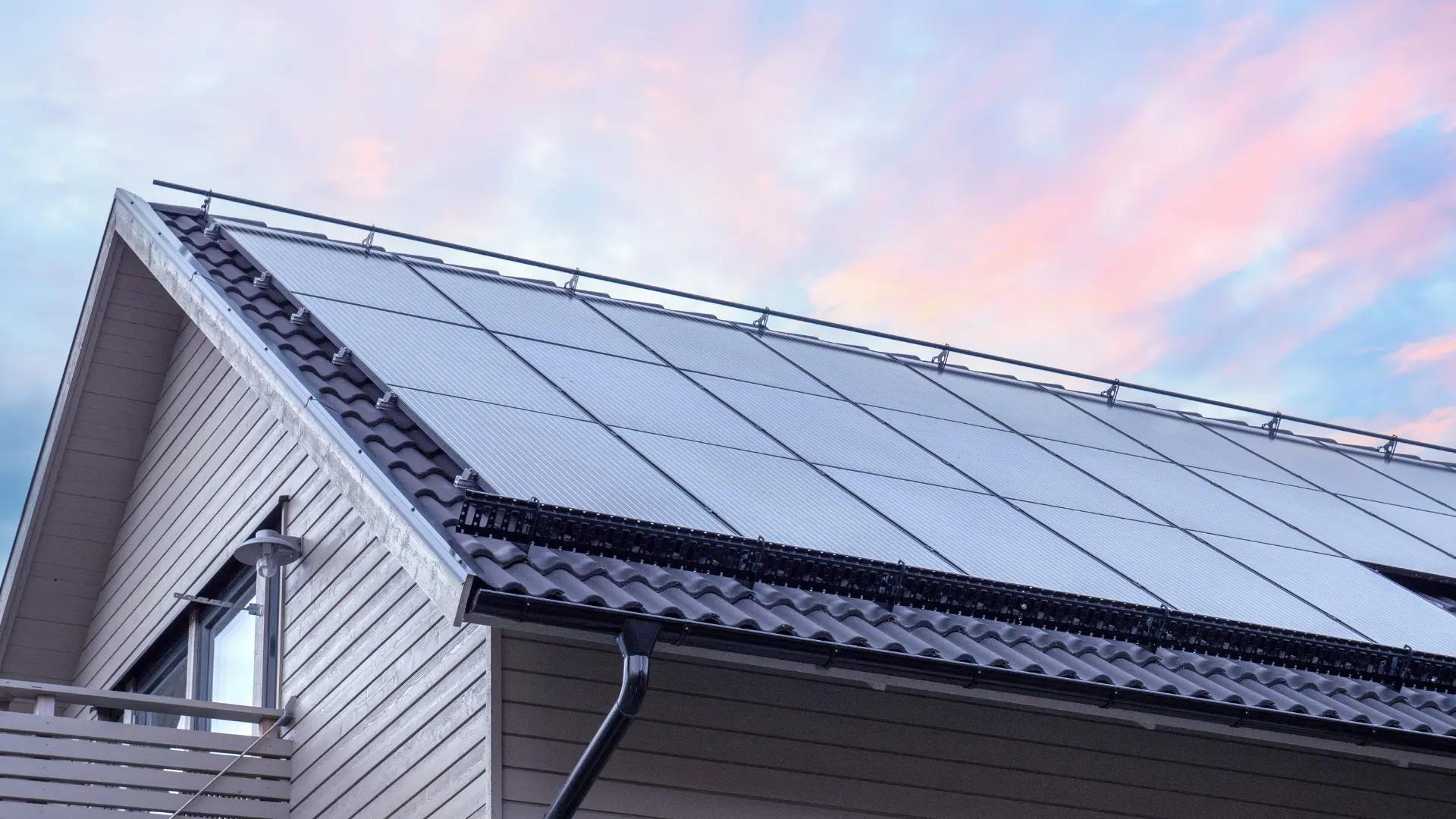 Hus med solpaneler, batteri och laddbox