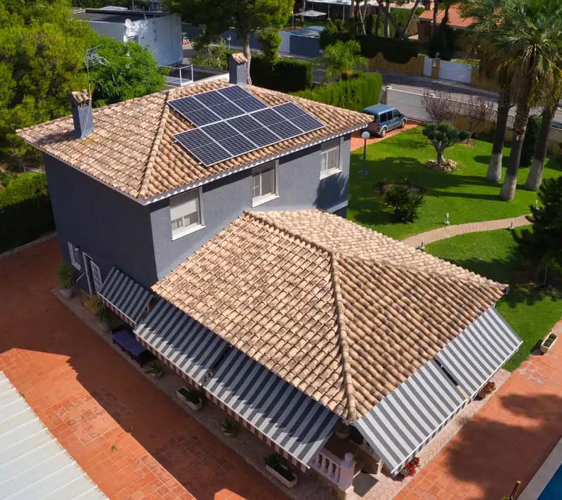 telhado de casa com painéis solares instalados