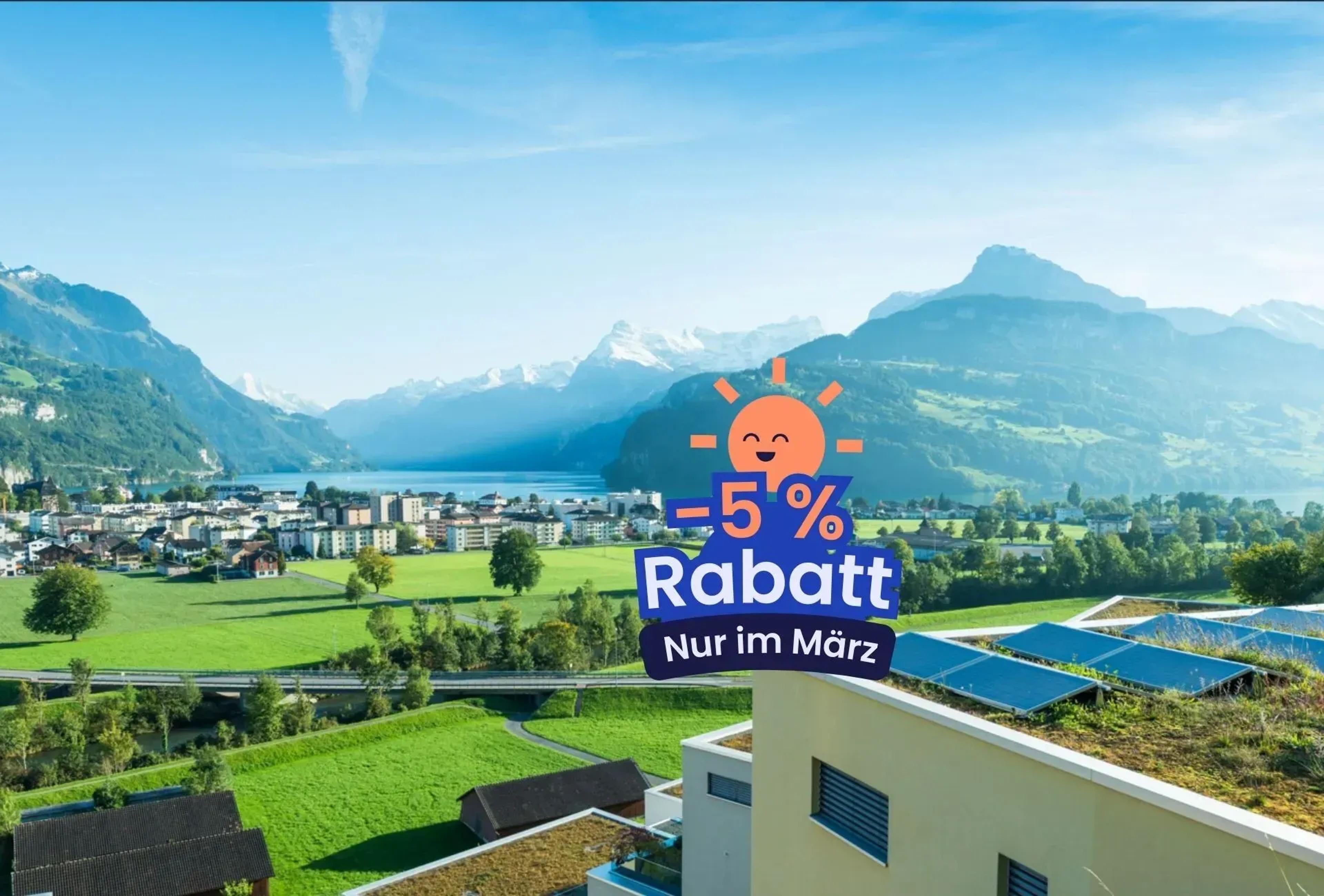 Gebäude mit Photovoltaikanlage mit schweizer Landschaft im Hintergrund 