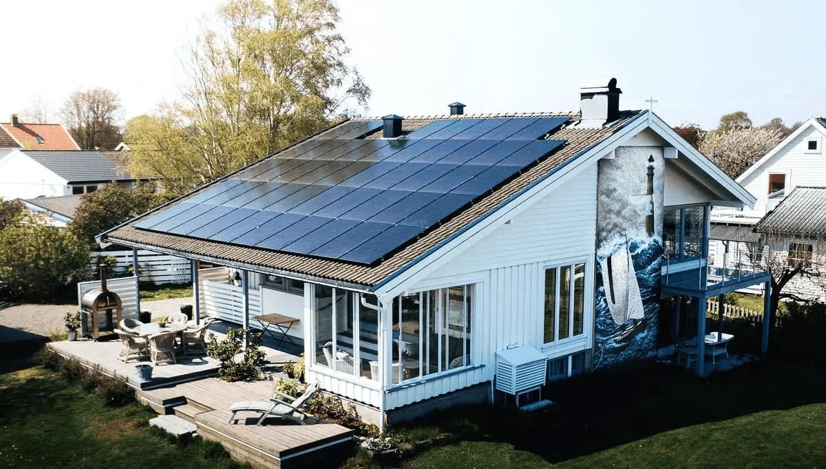 solcellepaneler på en villa med god takvinkel