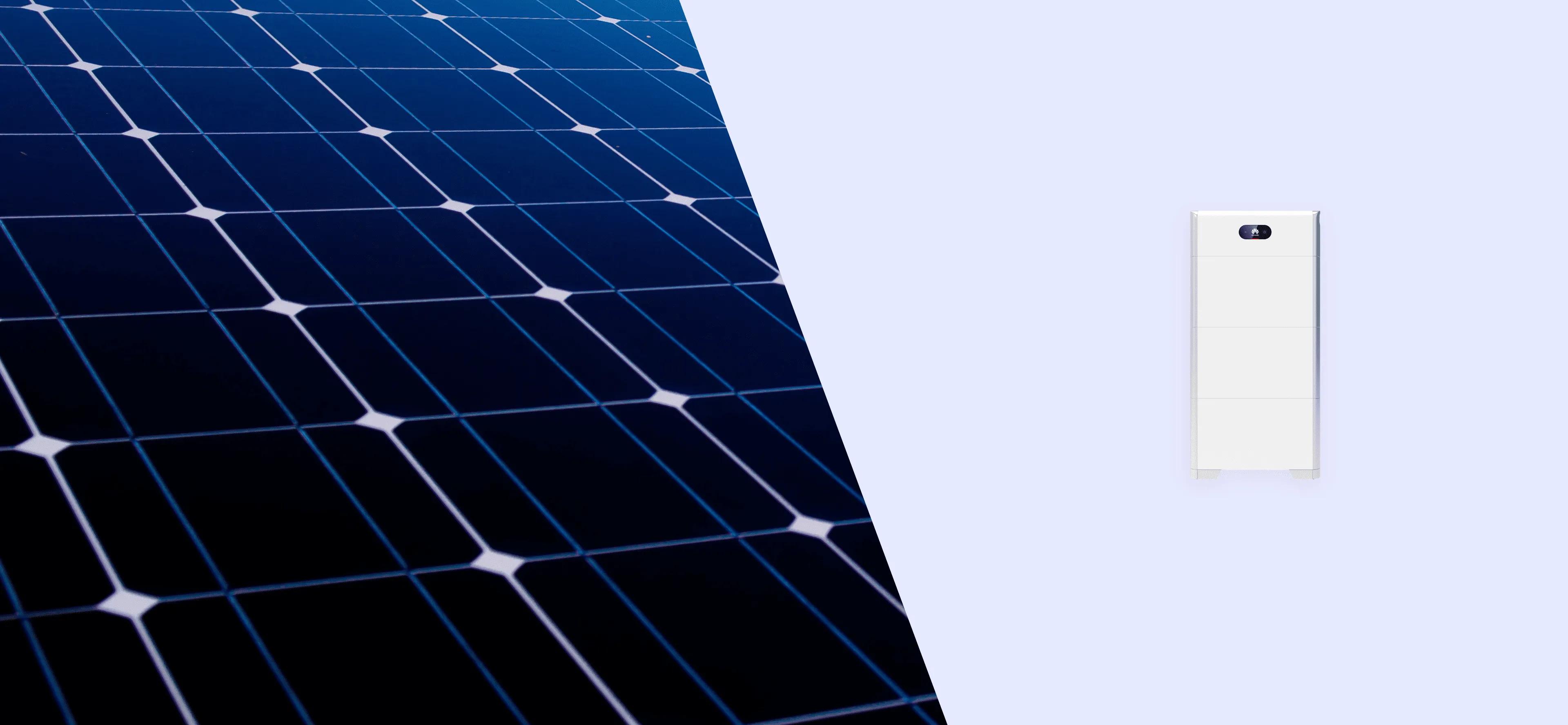 Een thuisbatterij van Pylontech met een Trustpilot rating op een licht blauwe achtergond