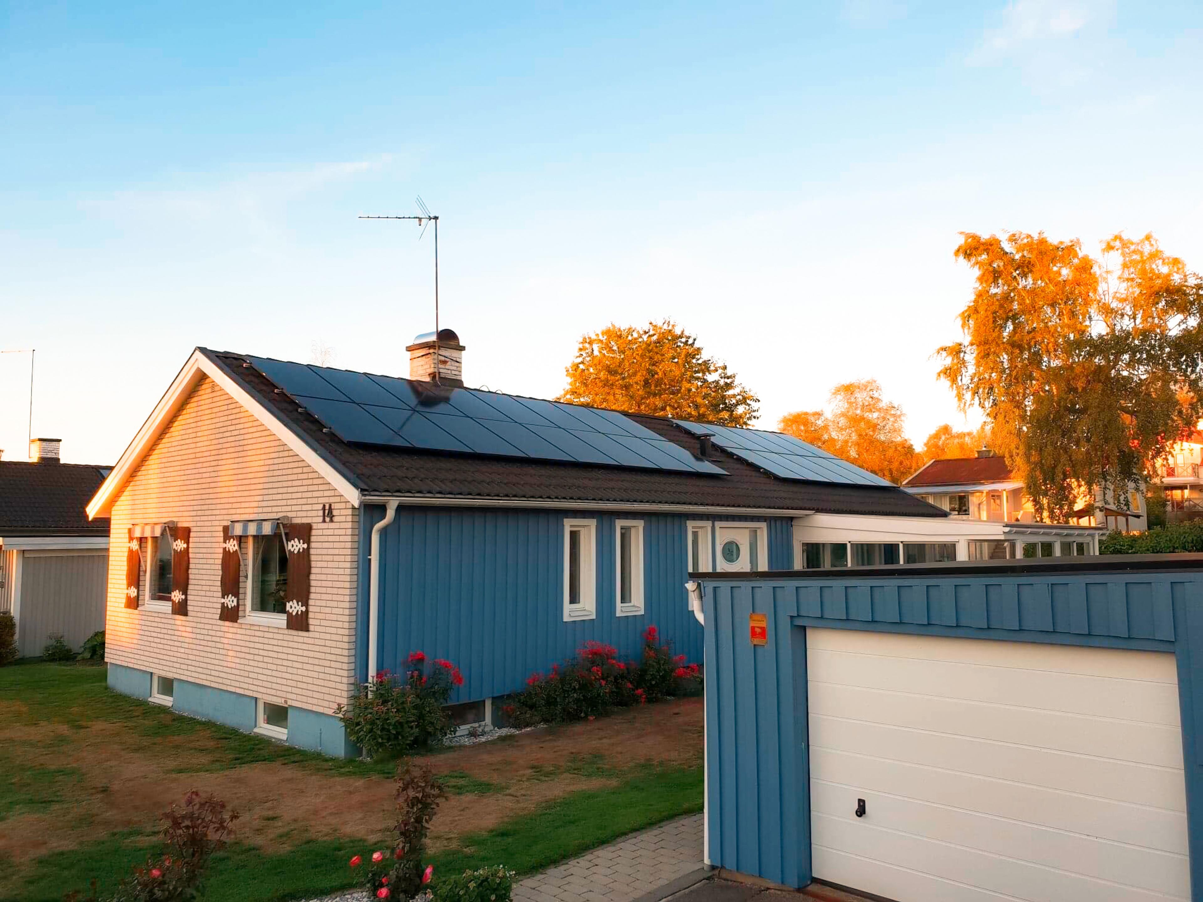 mindre hus med solcellepanel