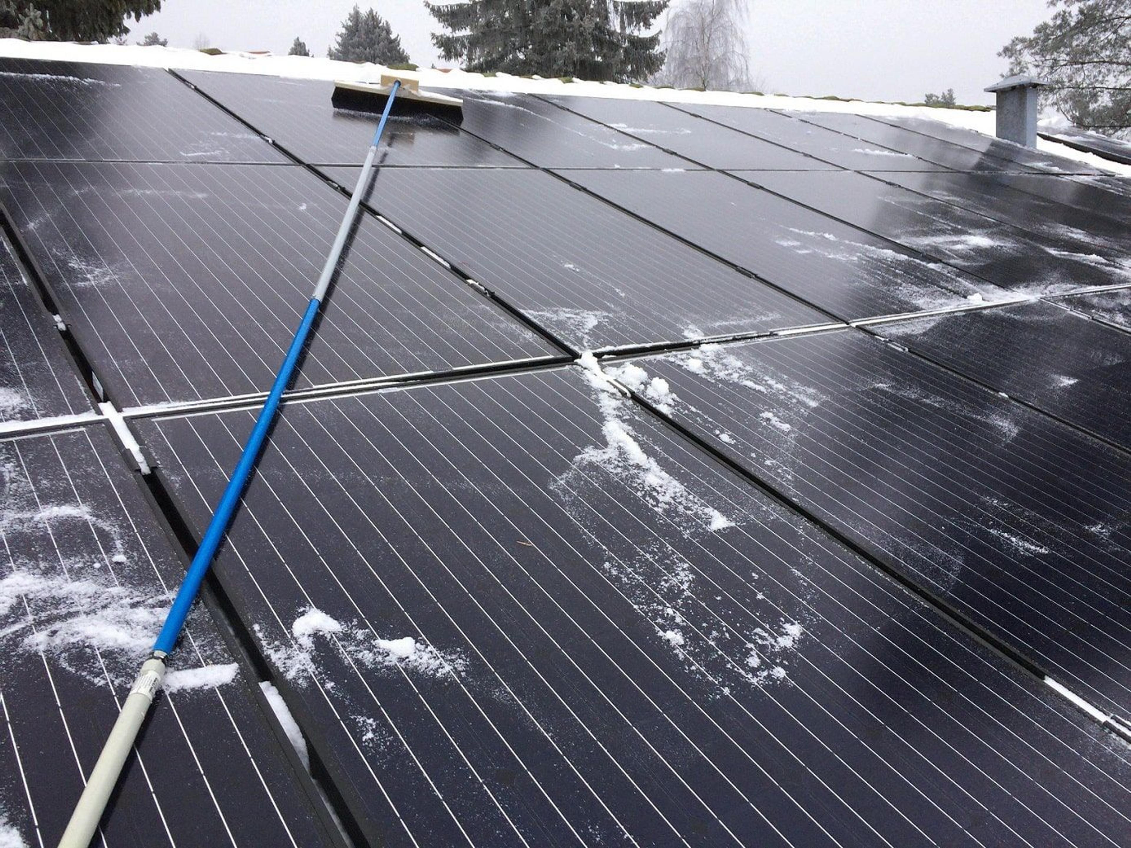 Egenkomponert teleskopkost for snørydding på solcellepaneler