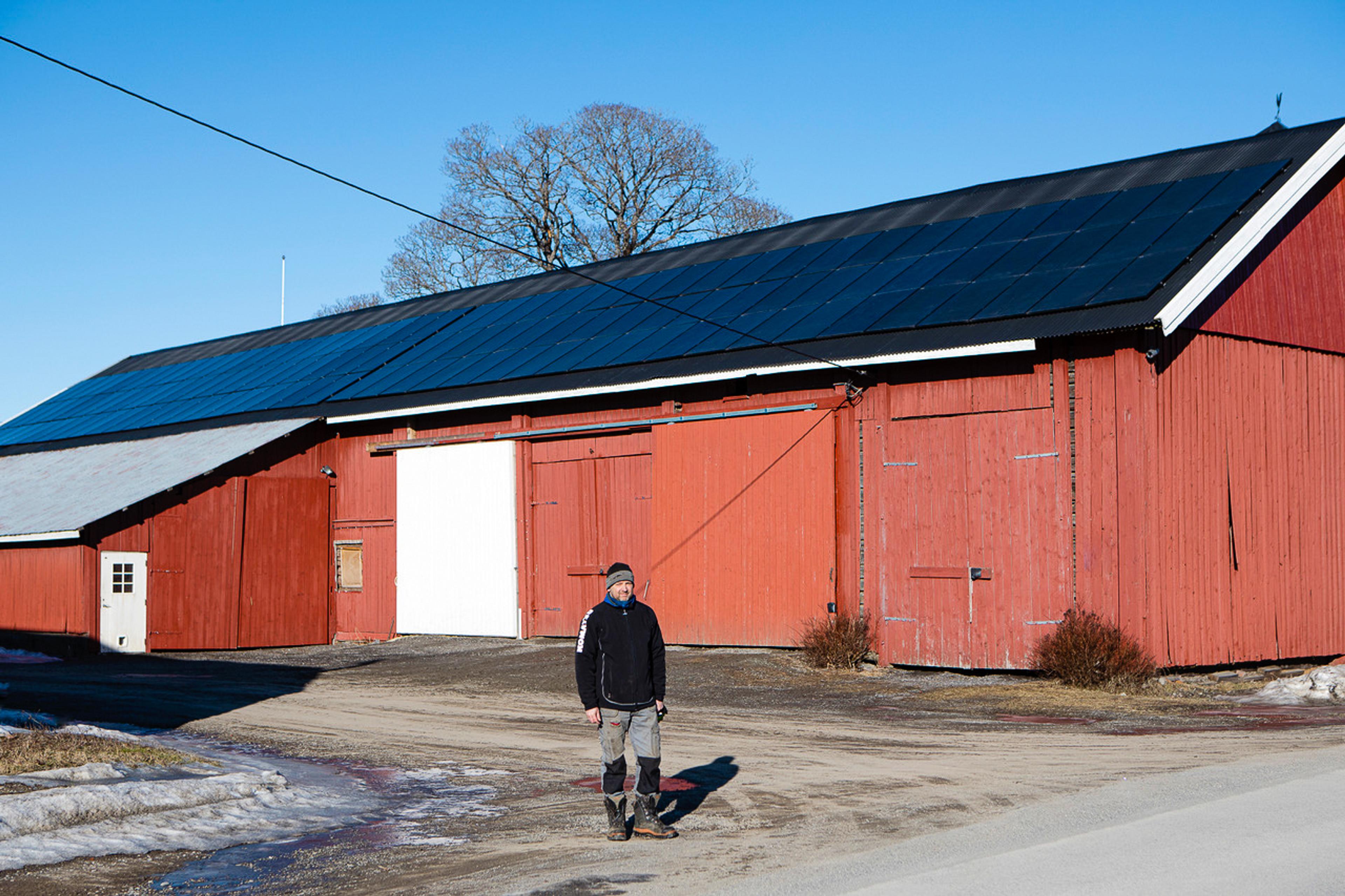 gårdsbruk med mange solcellepaneler