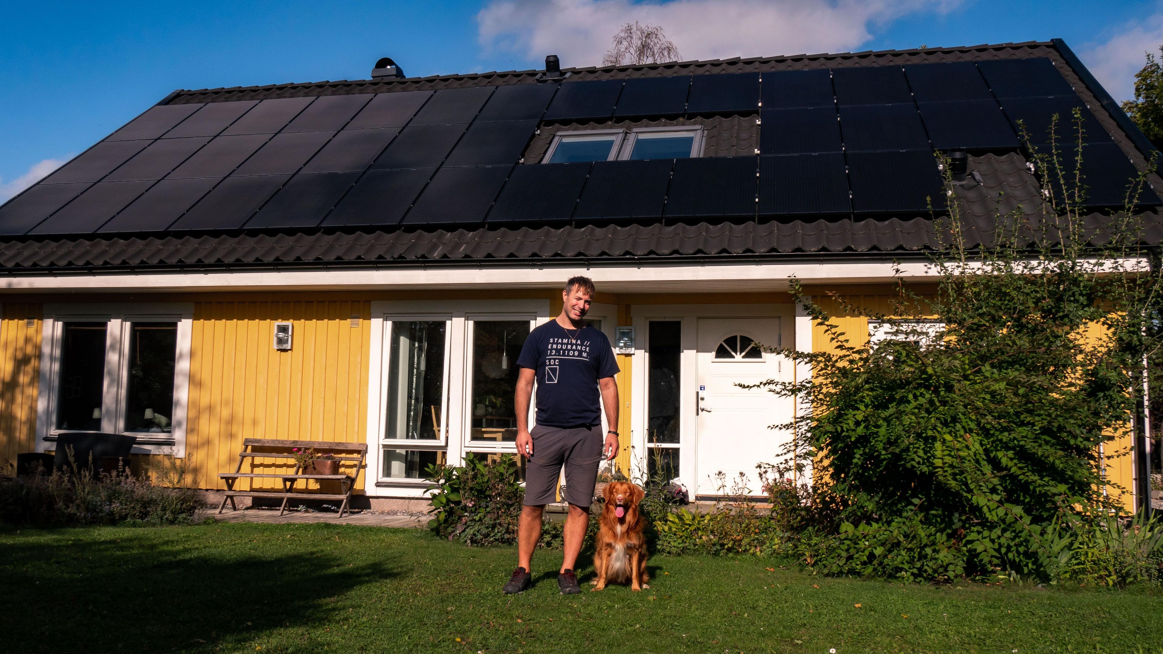 michael framför villan med solcellsinstallationen