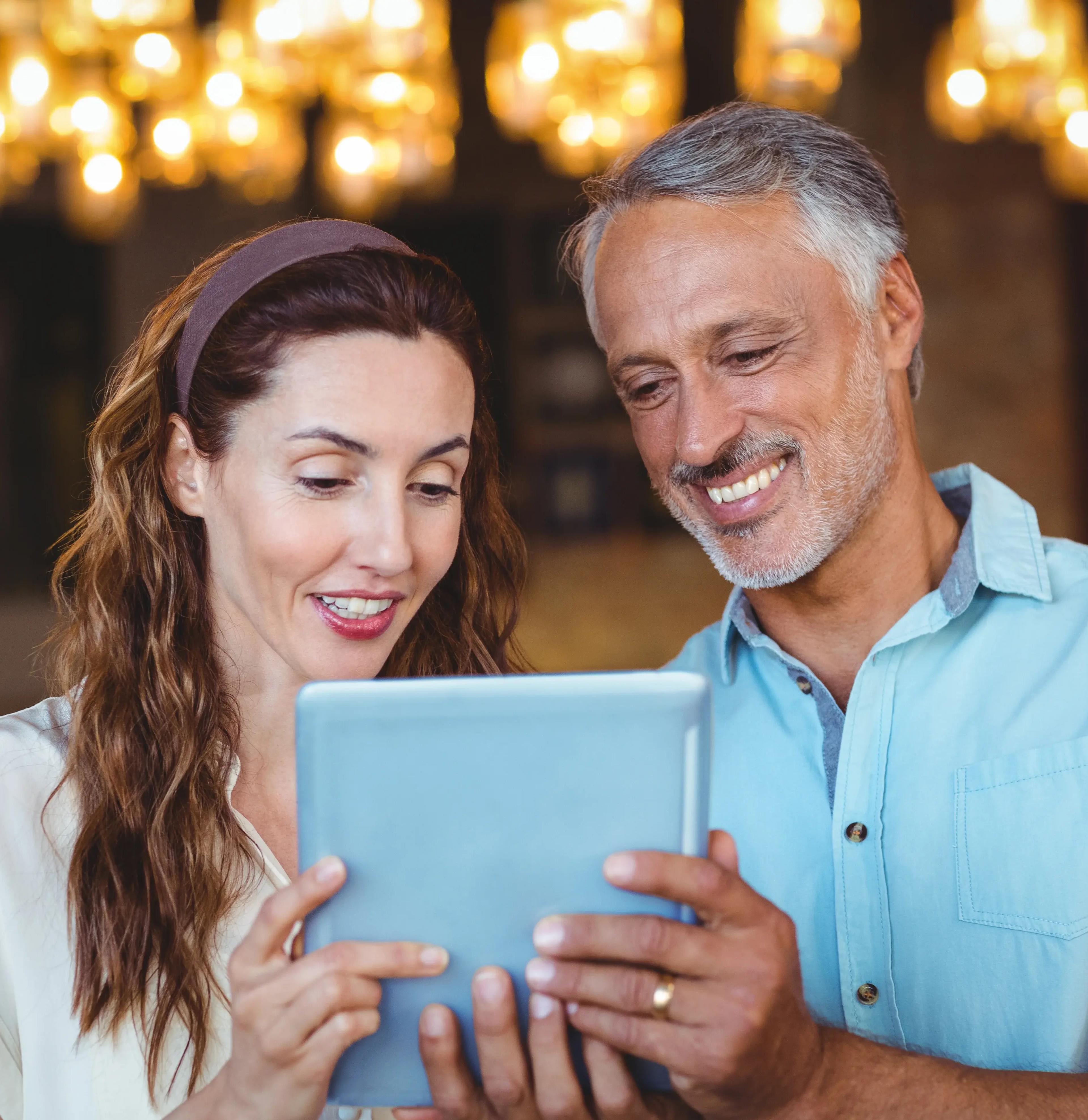 couple regardant une tablette numérique