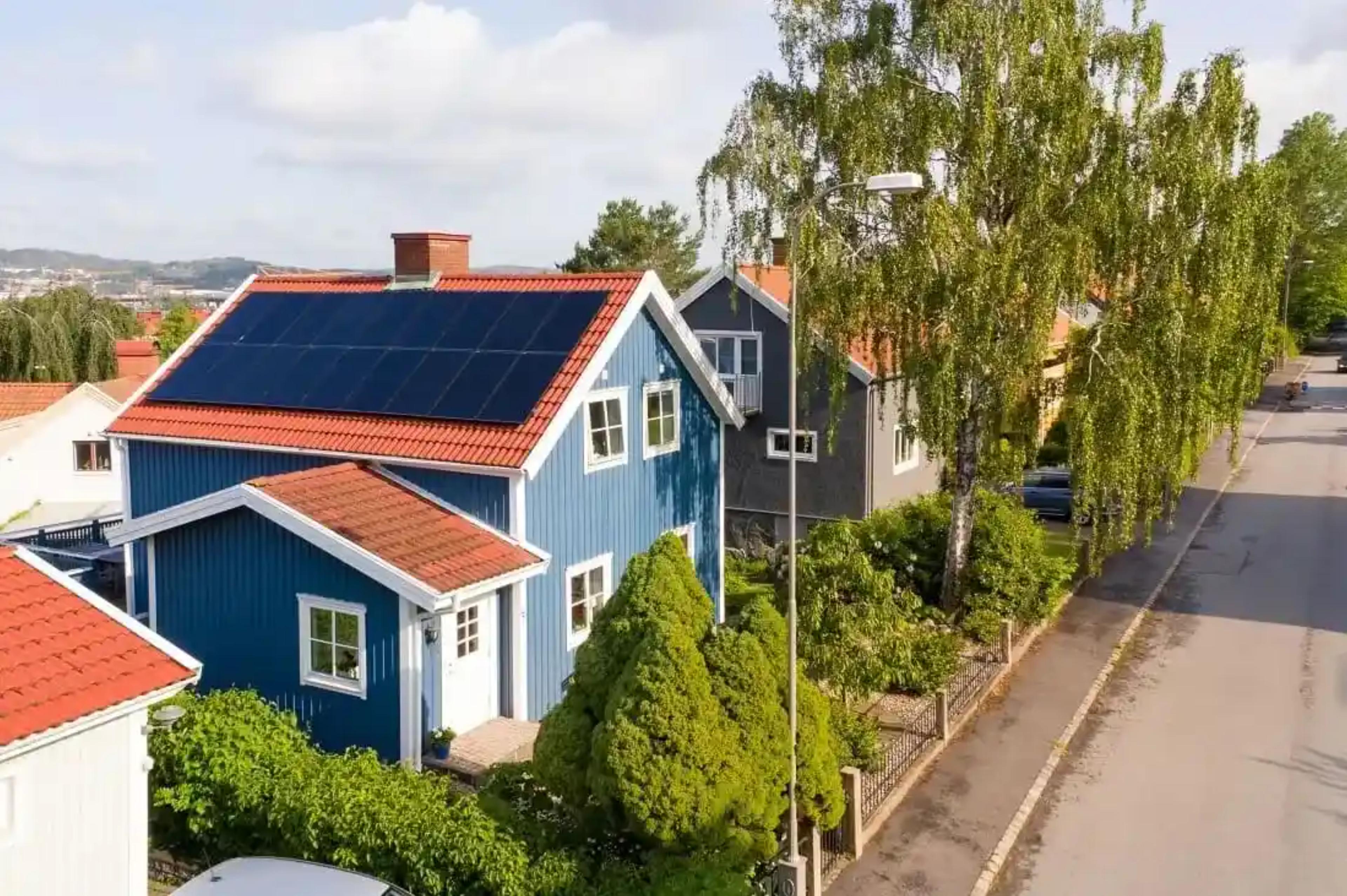 Hus med 18 installerade solpaneler