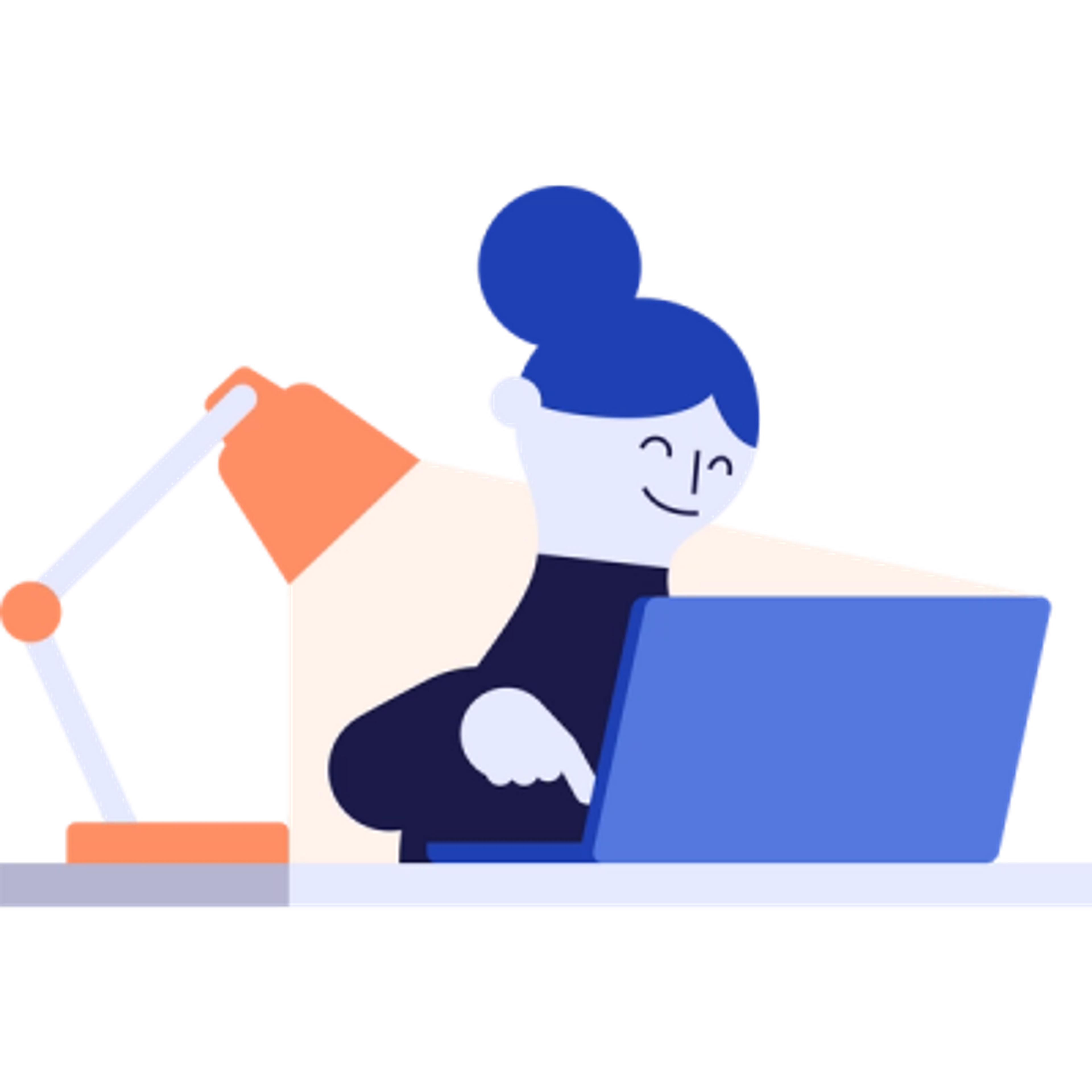 Frau sitzt am Laptop und recherchiert nach Photovoltaik