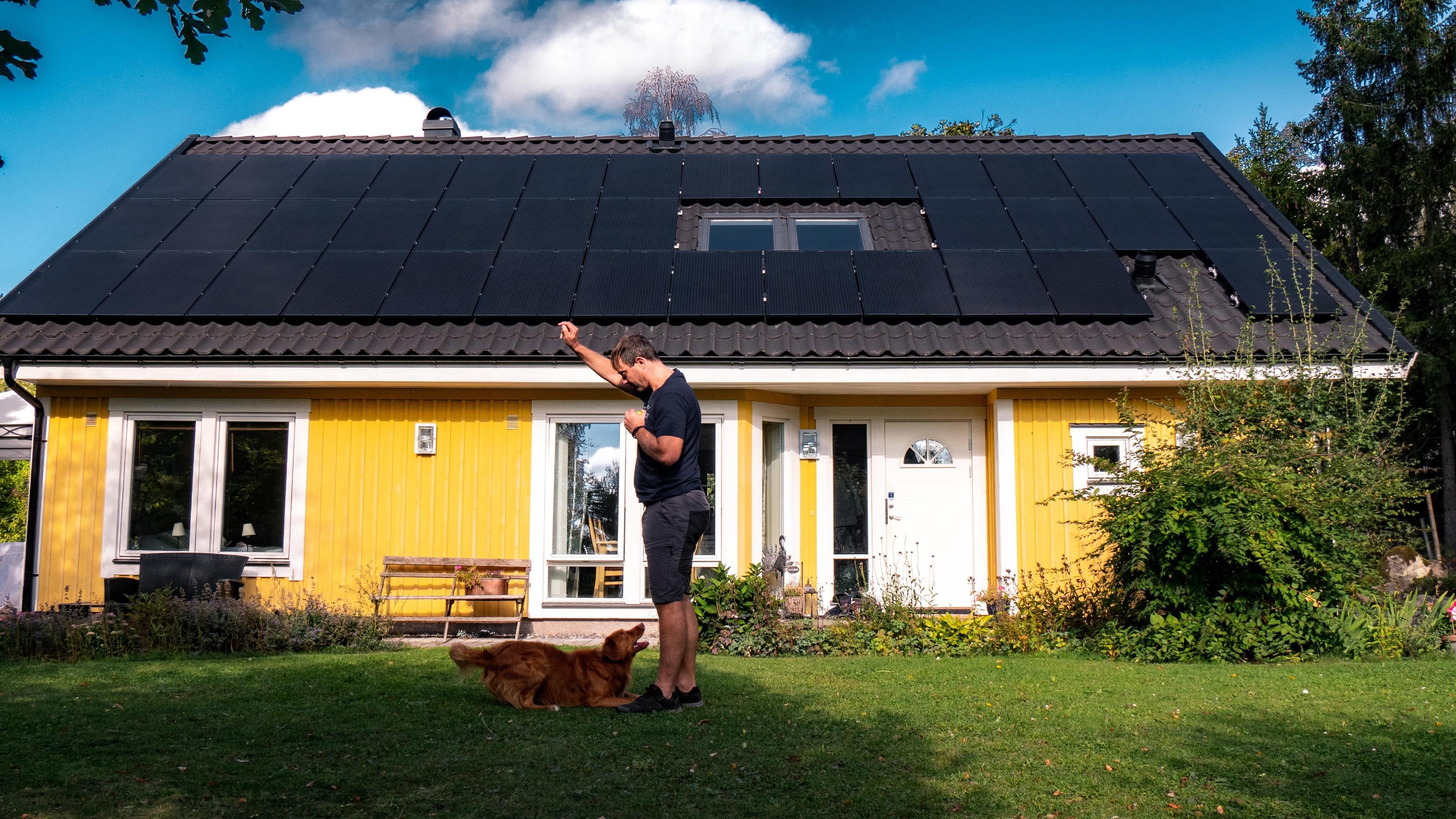 michael framför sin solcellsinstallation