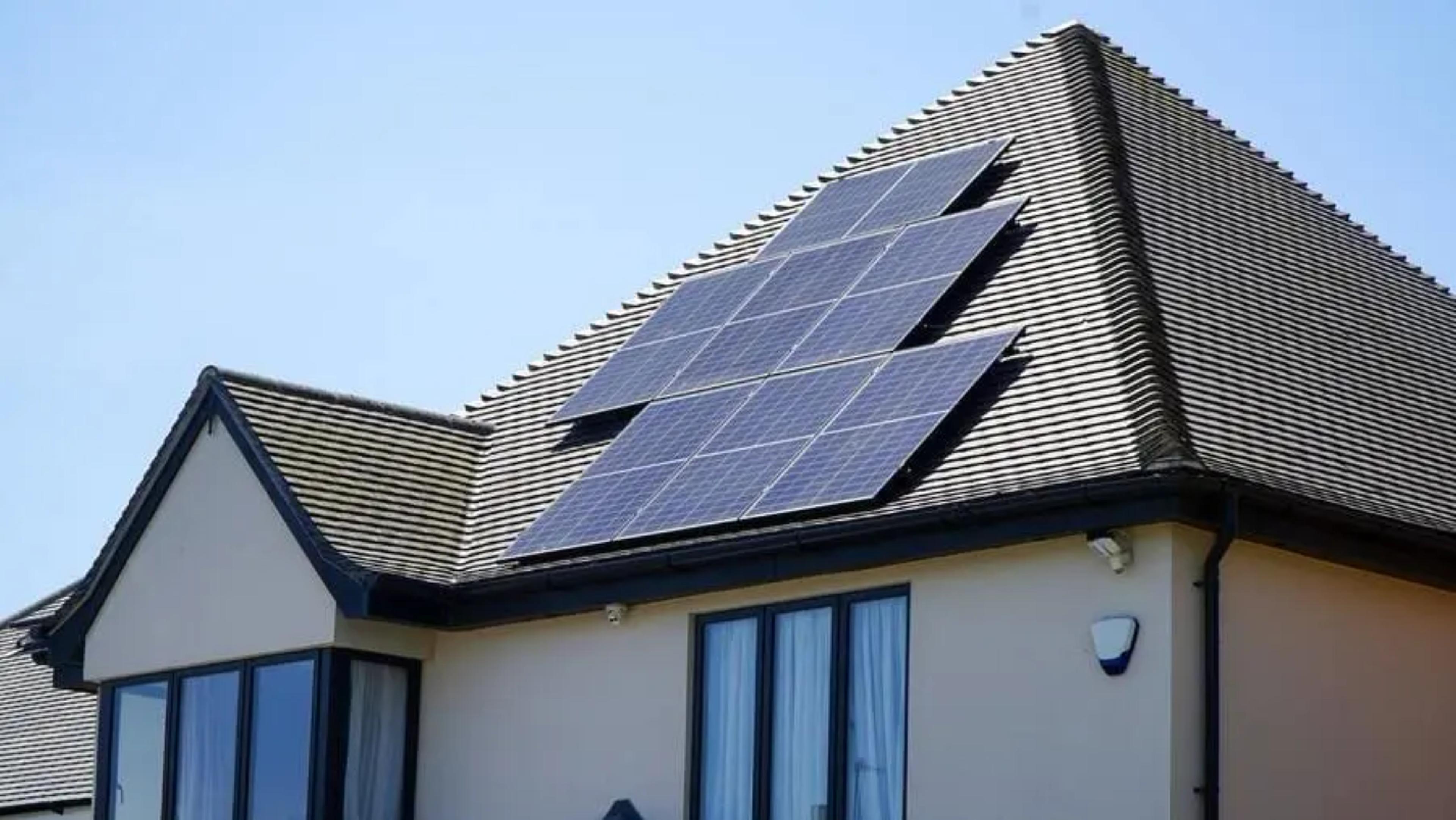 painéis fotovoltaicos instalados no telhado de uma vivenda