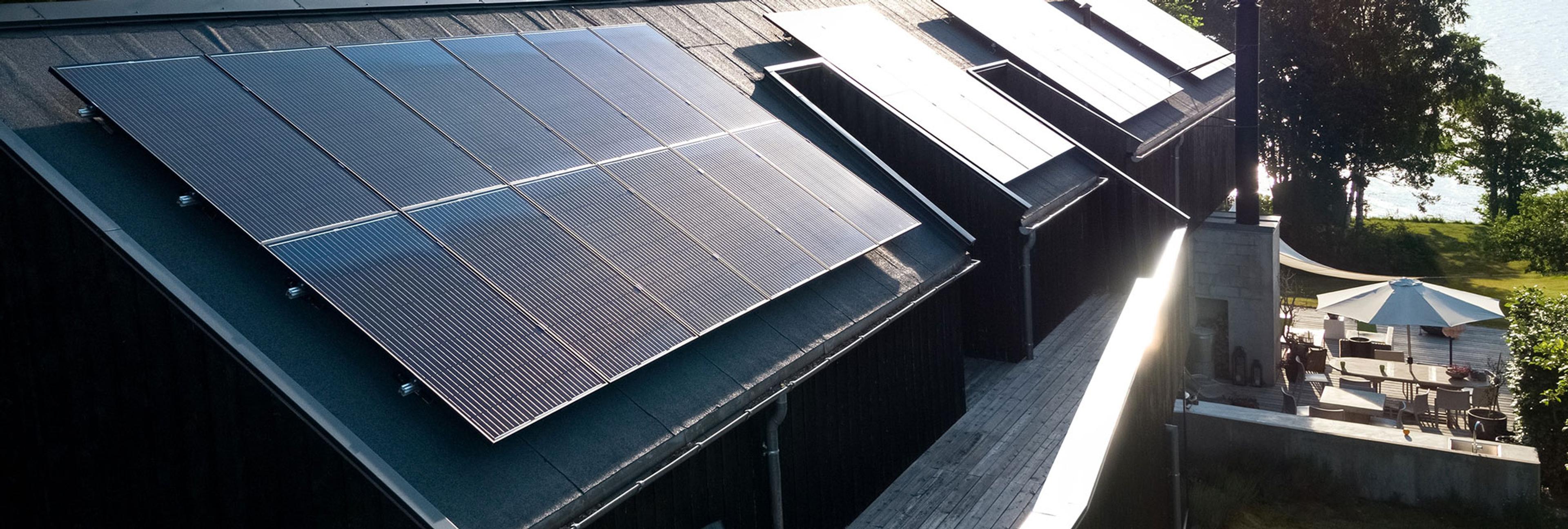 solcellepaneler installert på et tak